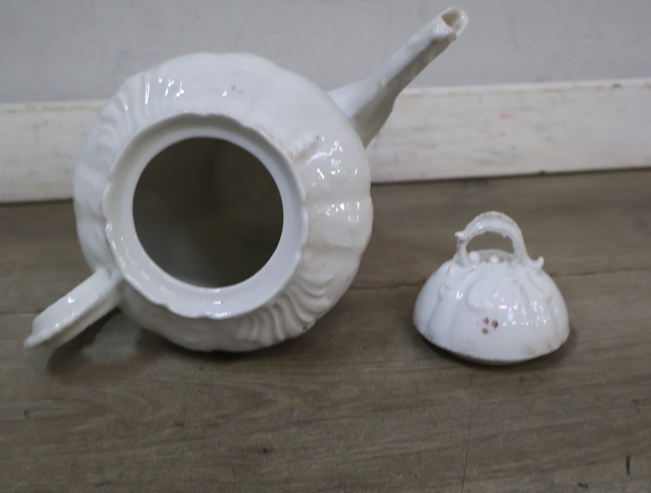 Porseleinen theepot met twee kop en schotels – foto 12 – kavel bij GSD Auctions, Zoeterwoude