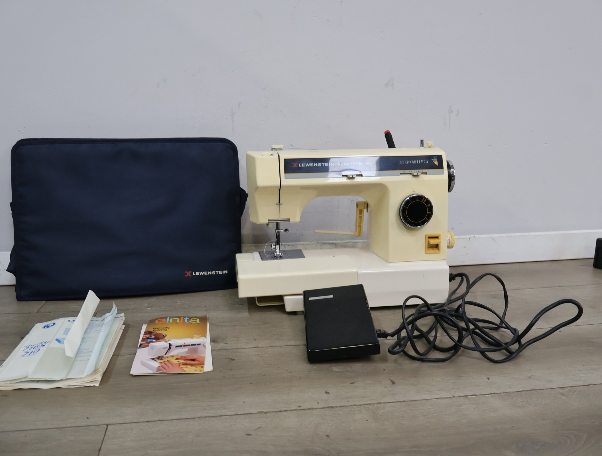 Lewenstein Silverline 710 elektronische naaimachine – foto 4 – kavel bij GSD Auctions, Zoeterwoude