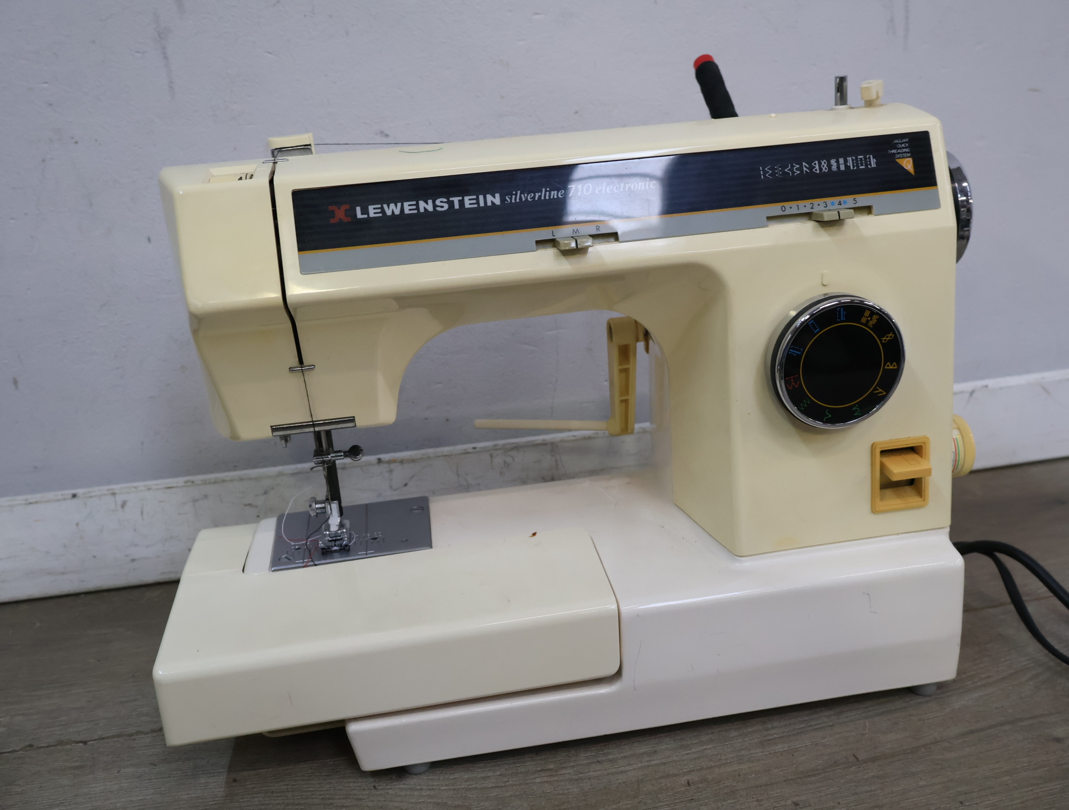 Lewenstein Silverline 710 elektronische naaimachine – foto 12 – kavel bij GSD Auctions, Zoeterwoude