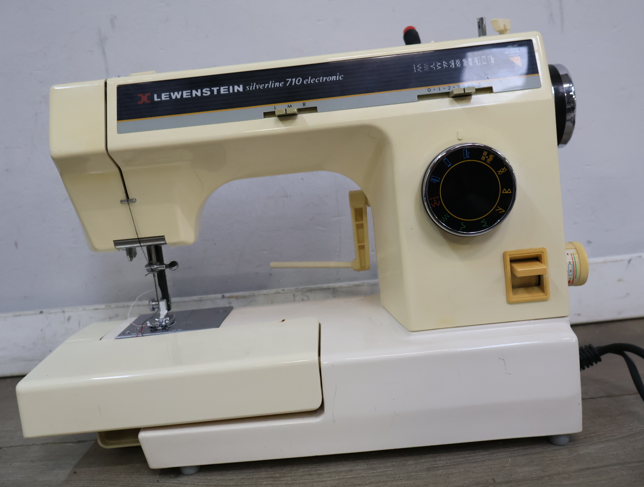 Lewenstein Silverline 710 elektronische naaimachine – foto 13 – kavel bij GSD Auctions, Zoeterwoude