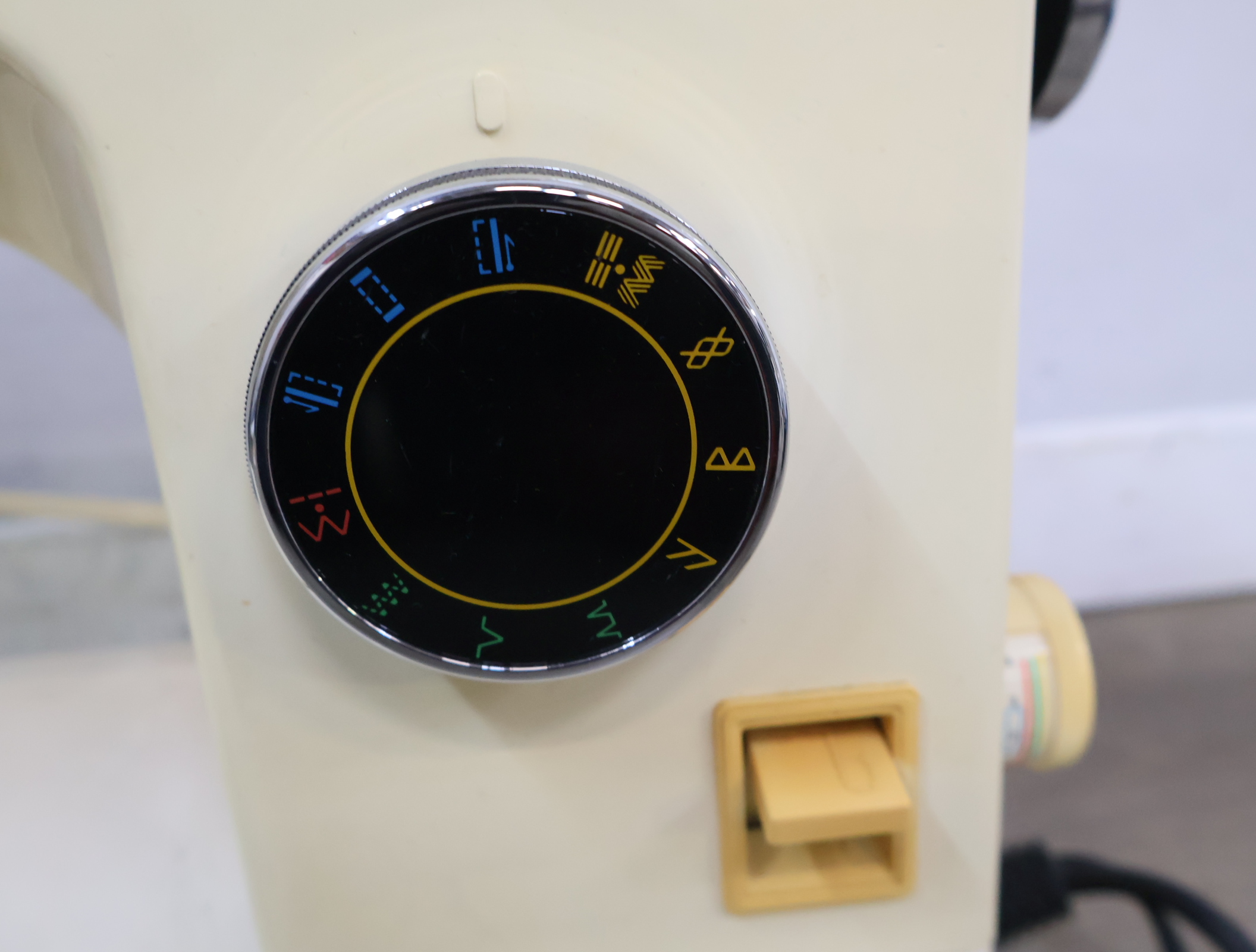 Lewenstein Silverline 710 elektronische naaimachine – foto 14 – kavel bij GSD Auctions, Zoeterwoude