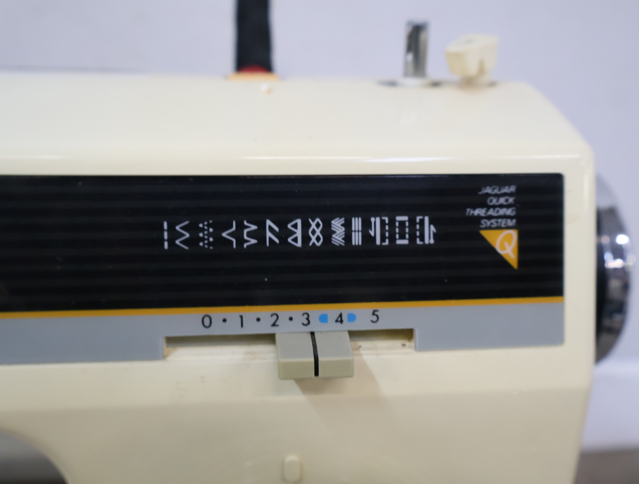 Lewenstein Silverline 710 elektronische naaimachine – foto 15 – kavel bij GSD Auctions, Zoeterwoude