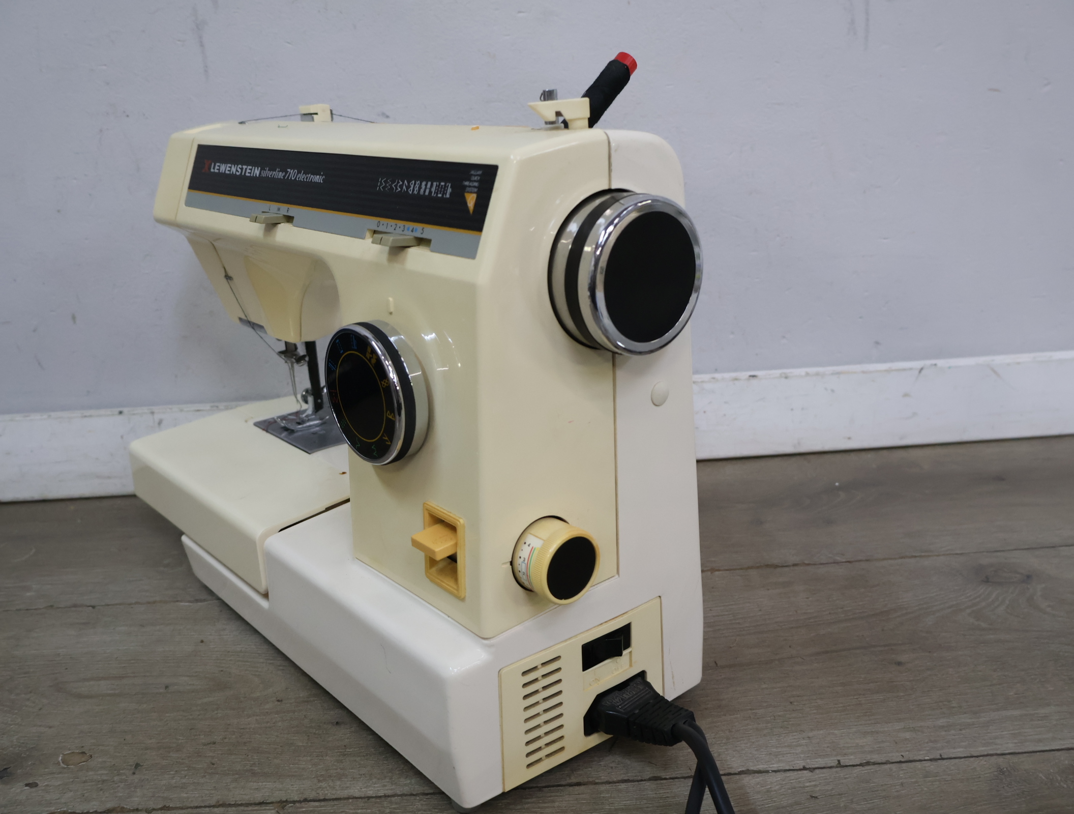 Lewenstein Silverline 710 elektronische naaimachine – foto 18 – kavel bij GSD Auctions, Zoeterwoude