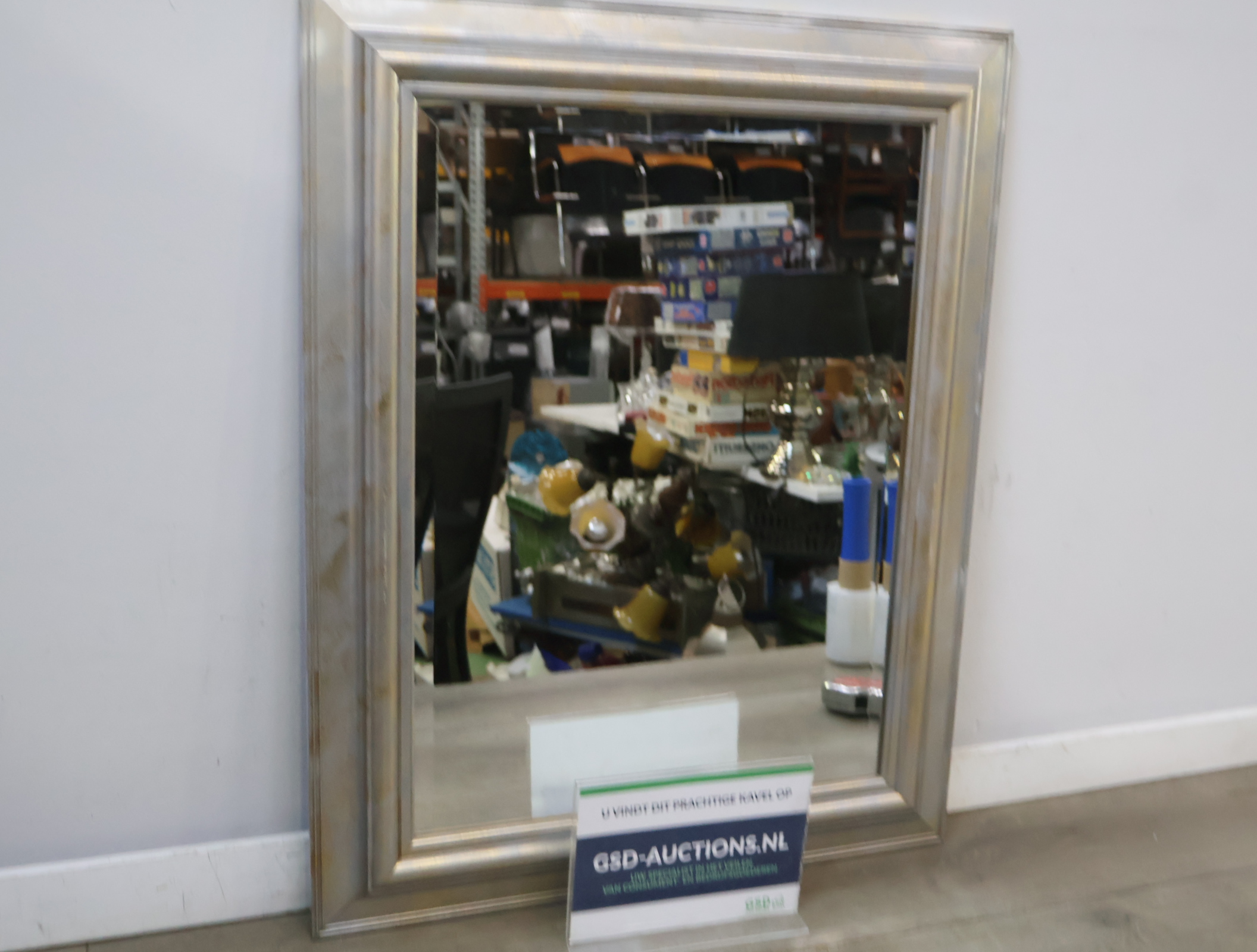 Grote spiegel met zilverkleurige lijst – foto 2 – kavel bij GSD Auctions, Zoeterwoude