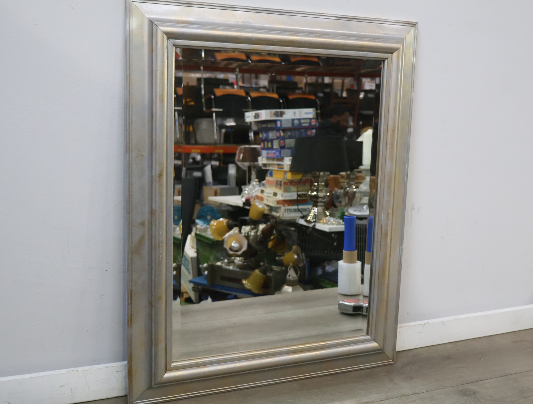 Grote spiegel met zilverkleurige lijst – foto 3 – kavel bij GSD Auctions, Zoeterwoude