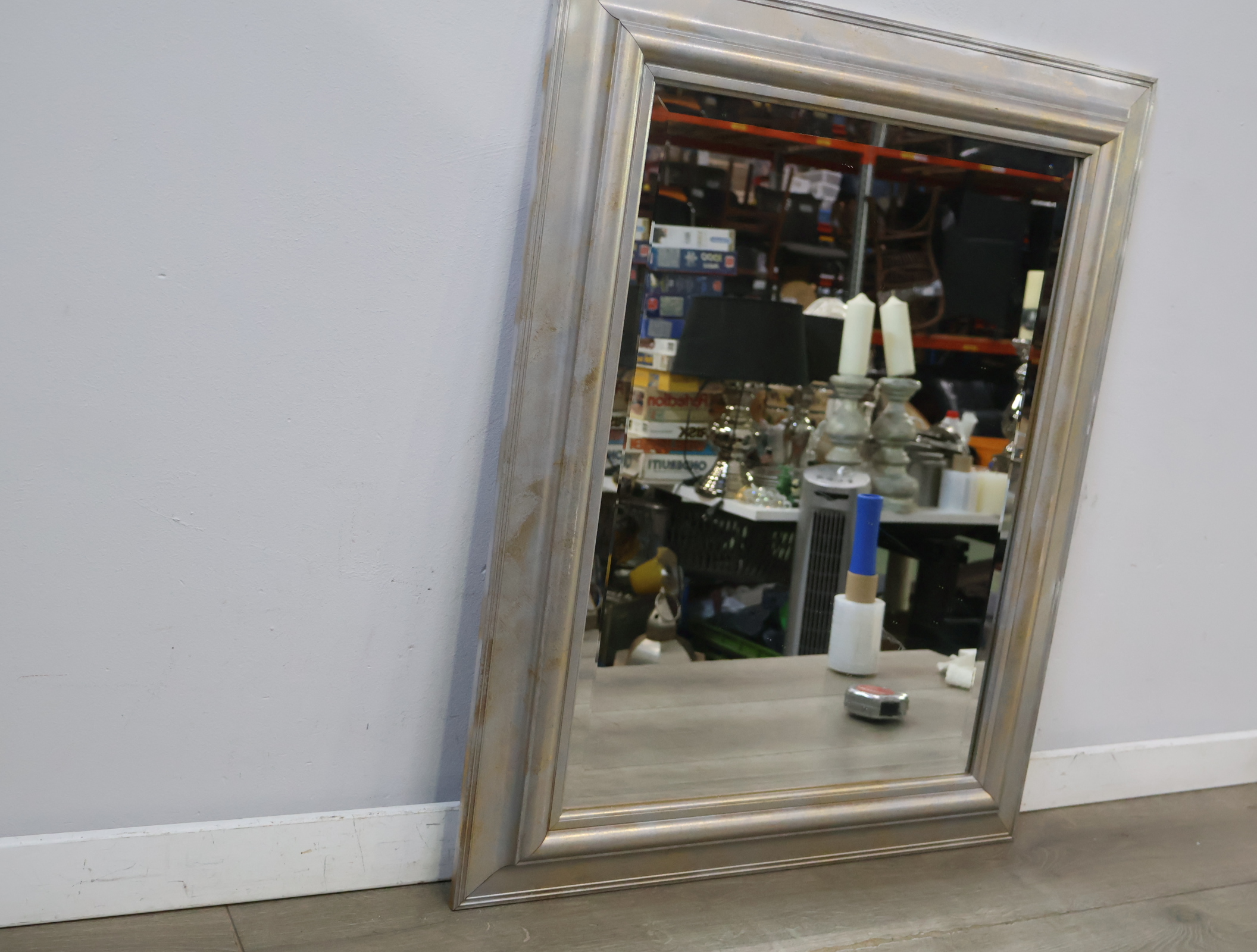 Grote spiegel met zilverkleurige lijst – foto 4 – kavel bij GSD Auctions, Zoeterwoude