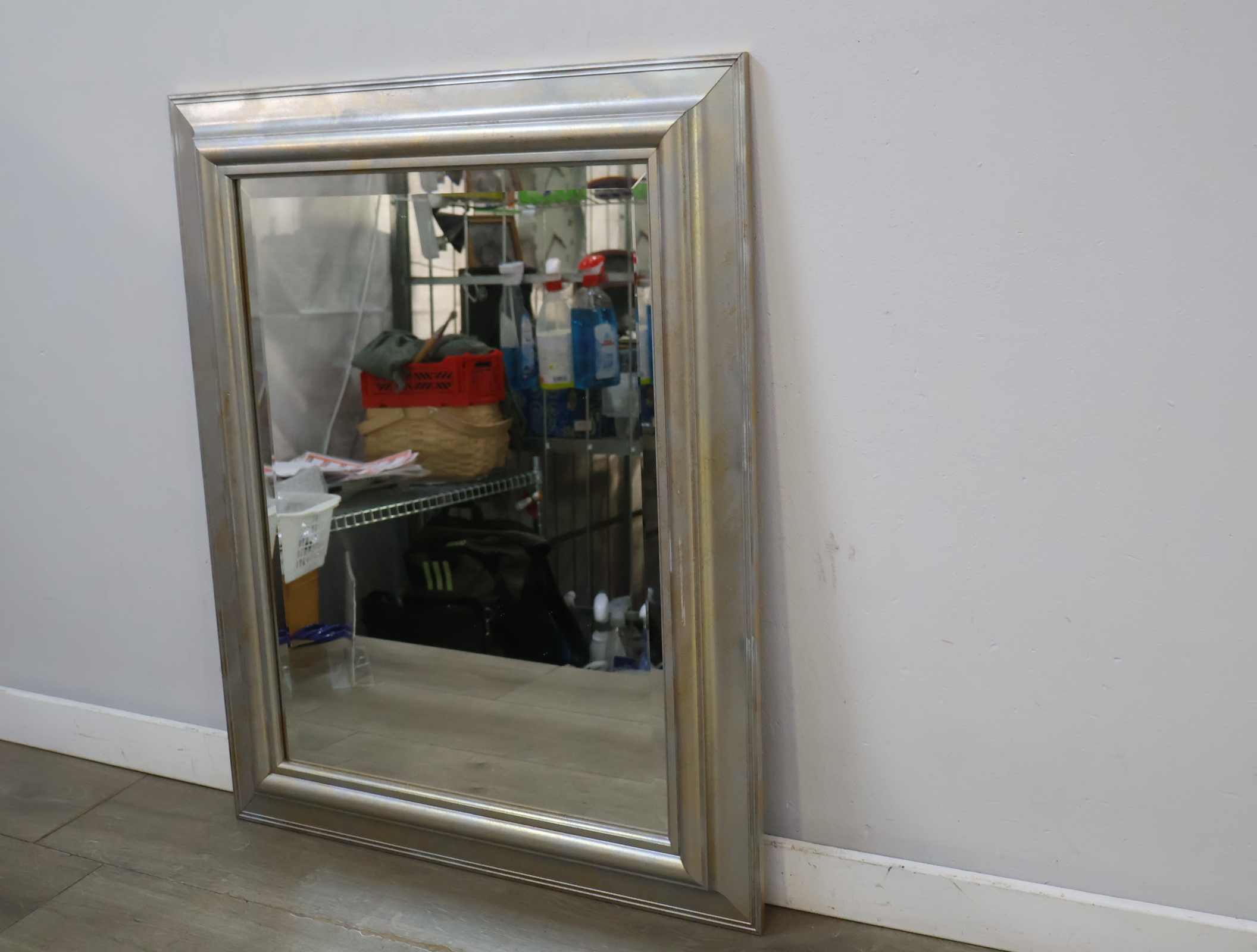 Grote spiegel met zilverkleurige lijst – foto 5 – kavel bij GSD Auctions, Zoeterwoude