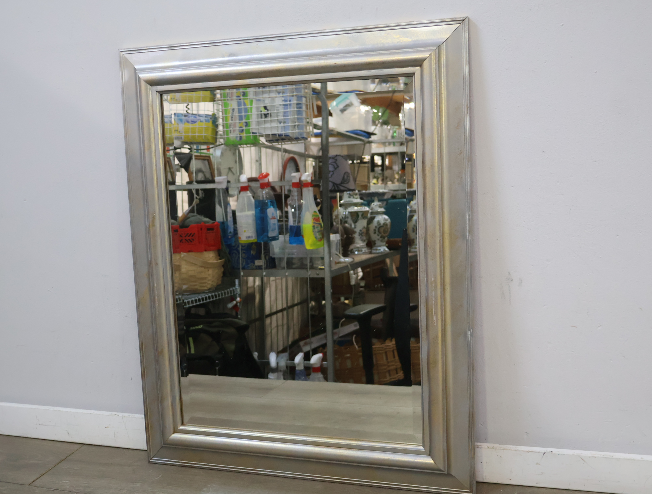 Grote spiegel met zilverkleurige lijst – foto 6 – kavel bij GSD Auctions, Zoeterwoude
