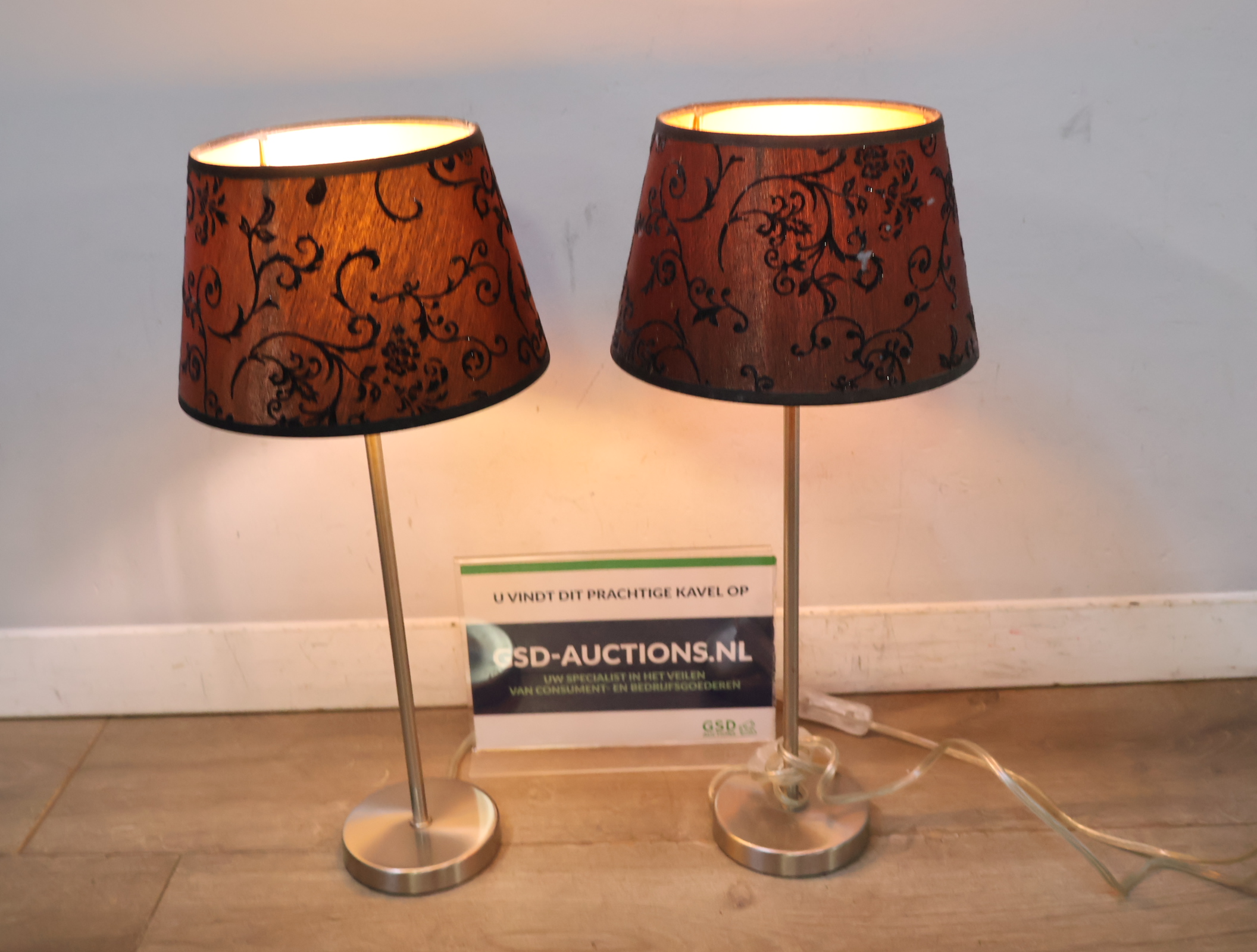 Set van 2 tafellampen met bruine stoffen kap – foto 3 – kavel bij GSD Auctions, Zoeterwoude
