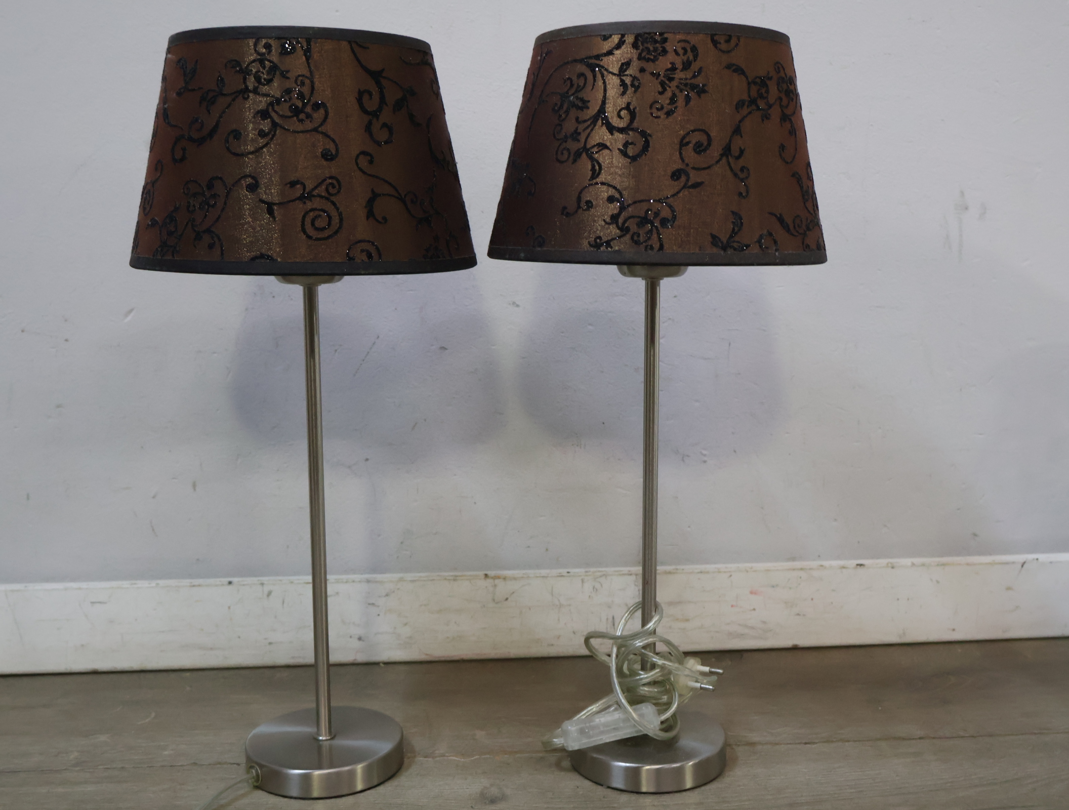 Set van 2 tafellampen met bruine stoffen kap – kavel bij GSD Auctions, Zoeterwoude