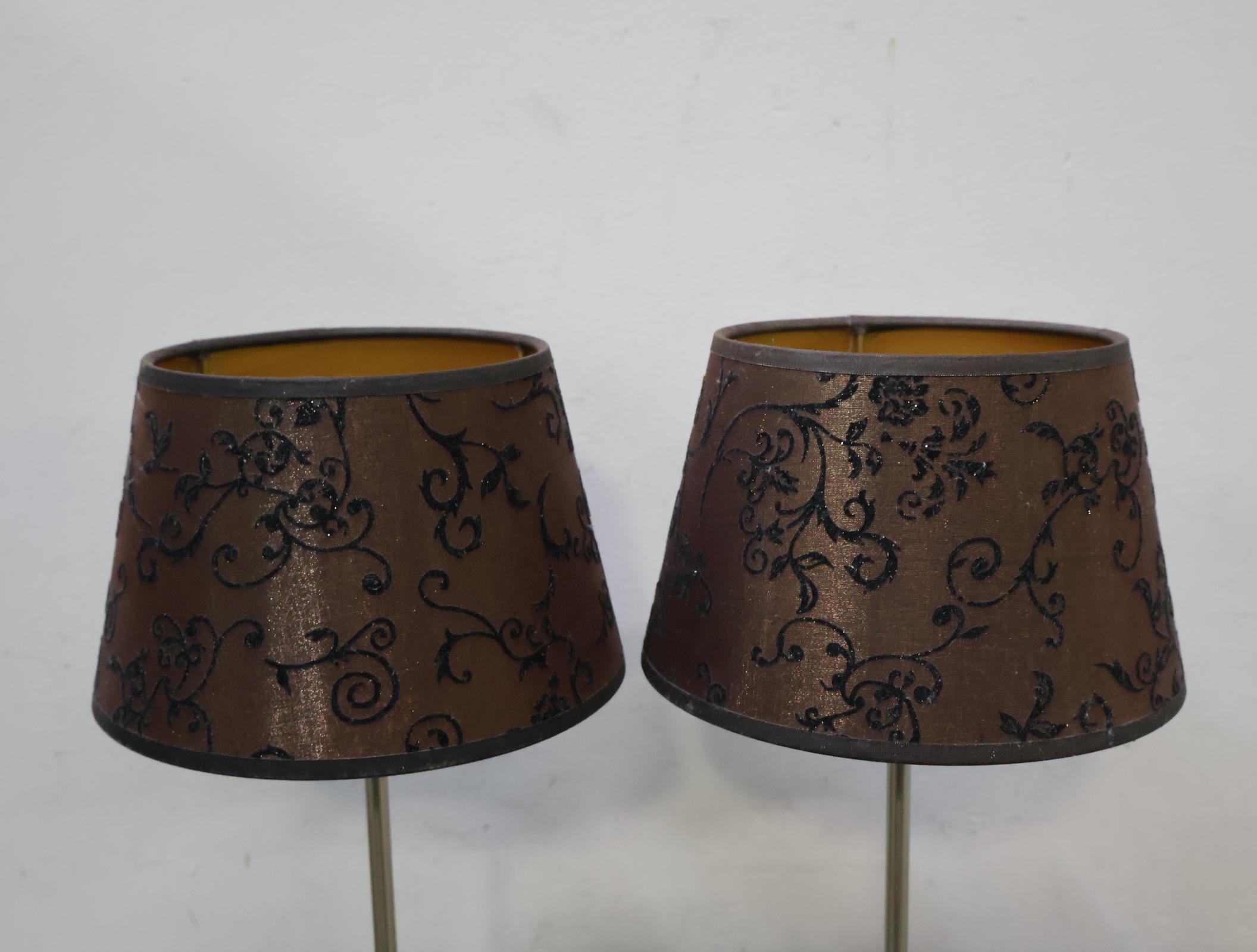 Set van 2 tafellampen met bruine stoffen kap – foto 4 – kavel bij GSD Auctions, Zoeterwoude