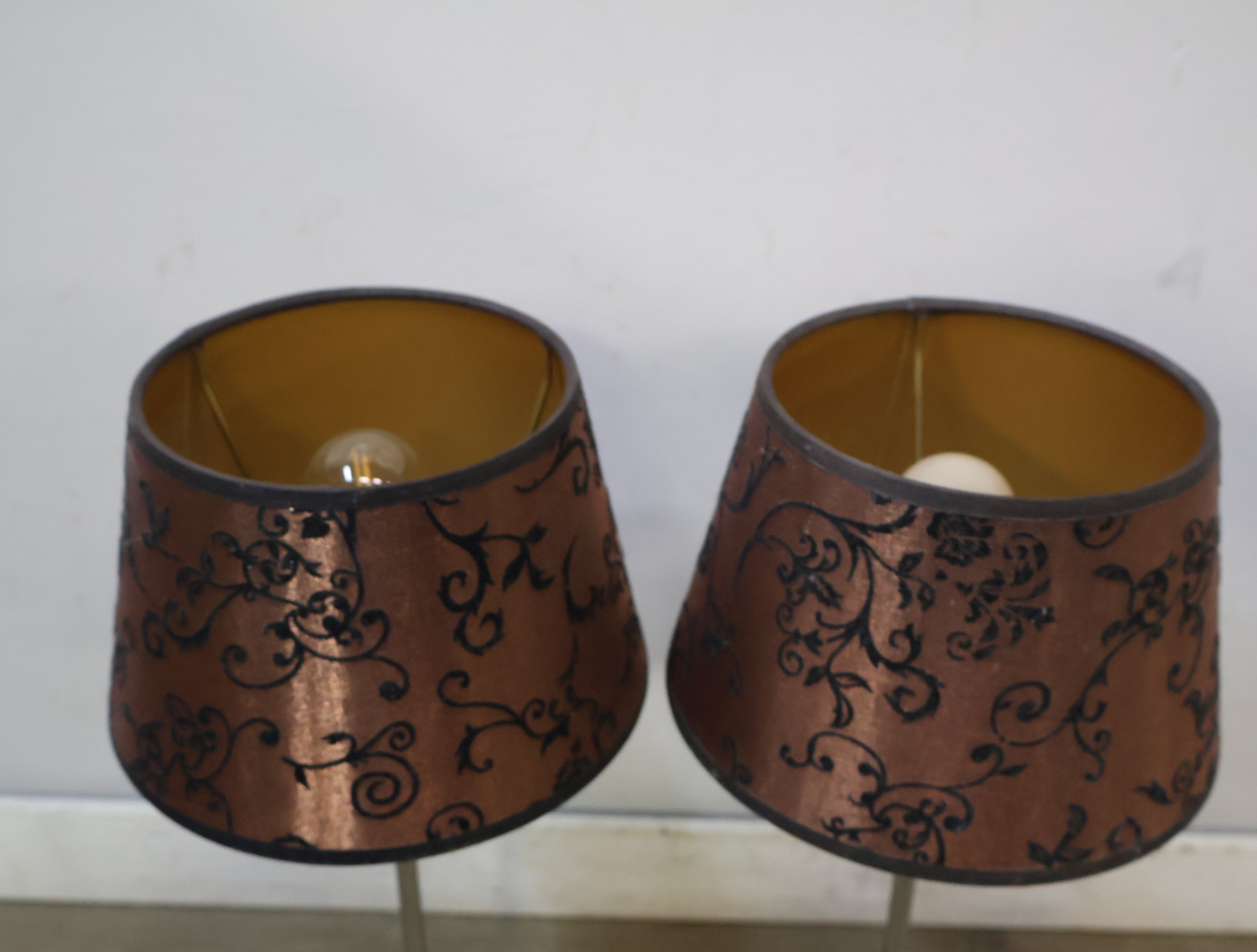Set van 2 tafellampen met bruine stoffen kap – foto 5 – kavel bij GSD Auctions, Zoeterwoude