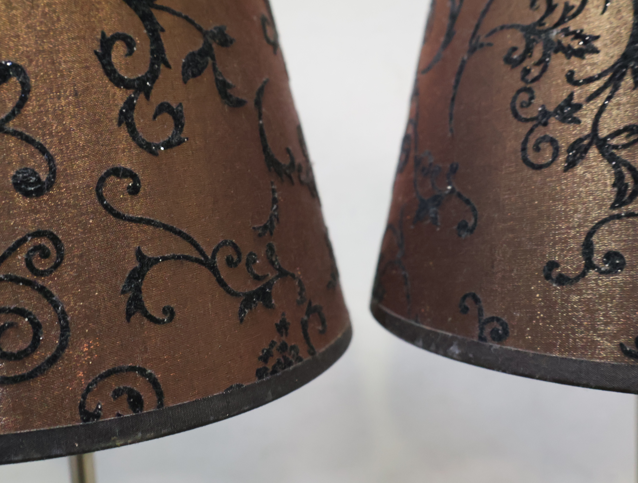 Set van 2 tafellampen met bruine stoffen kap – foto 7 – kavel bij GSD Auctions, Zoeterwoude