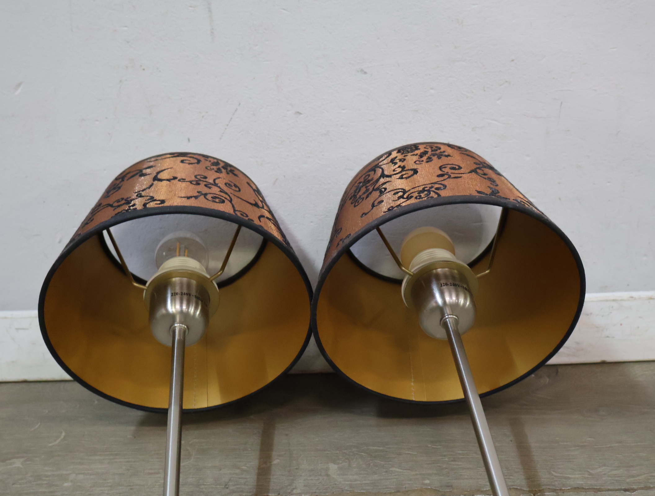 Set van 2 tafellampen met bruine stoffen kap – foto 8 – kavel bij GSD Auctions, Zoeterwoude