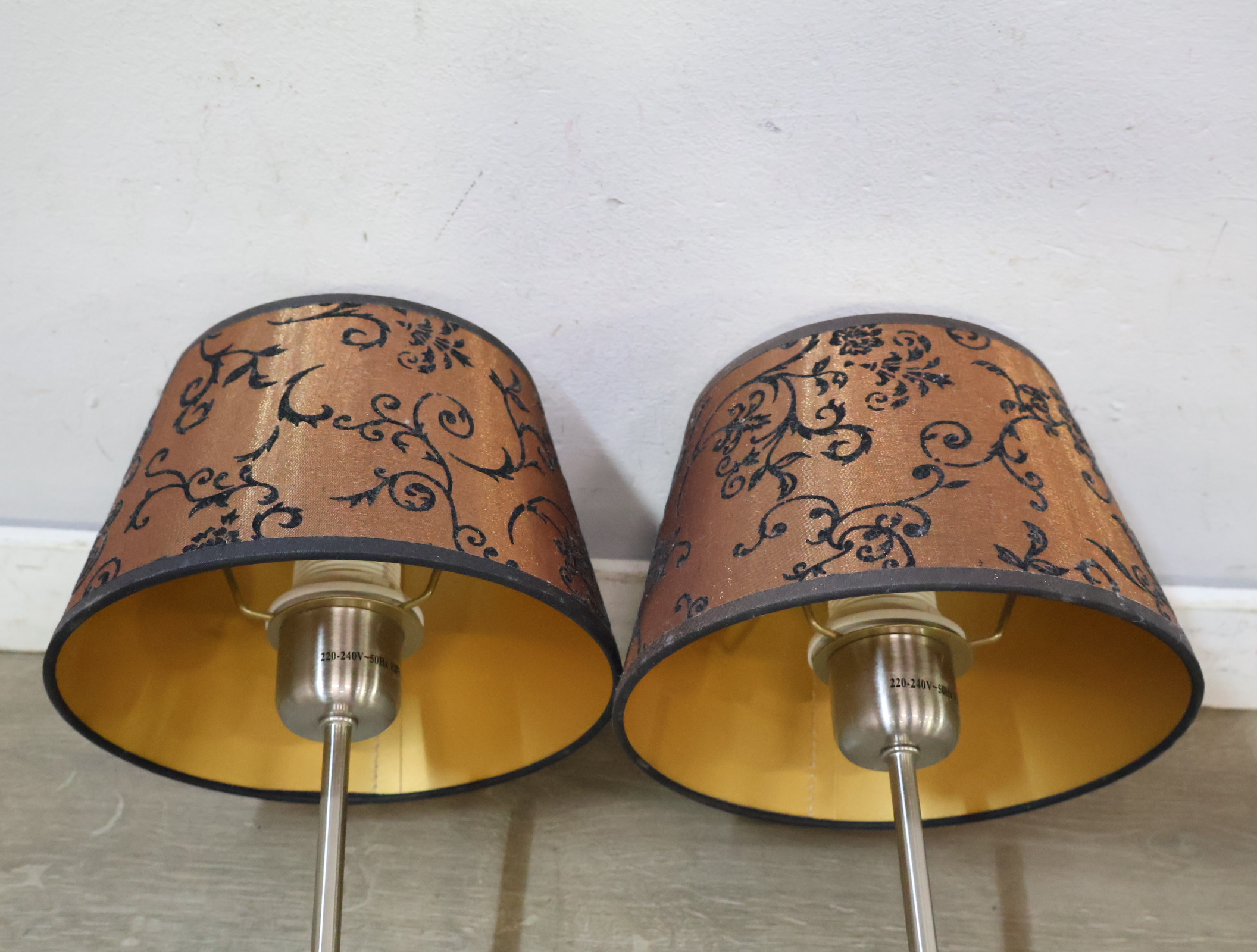 Set van 2 tafellampen met bruine stoffen kap – foto 9 – kavel bij GSD Auctions, Zoeterwoude