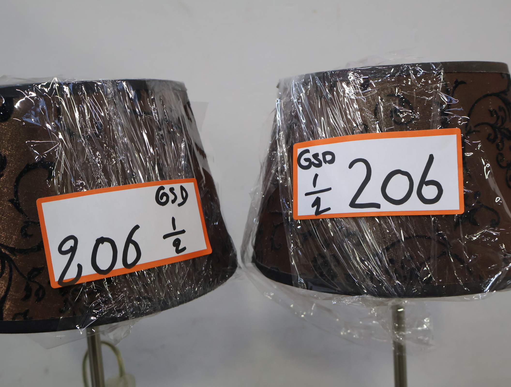 Set van 2 tafellampen met bruine stoffen kap – foto 16 – kavel bij GSD Auctions, Zoeterwoude