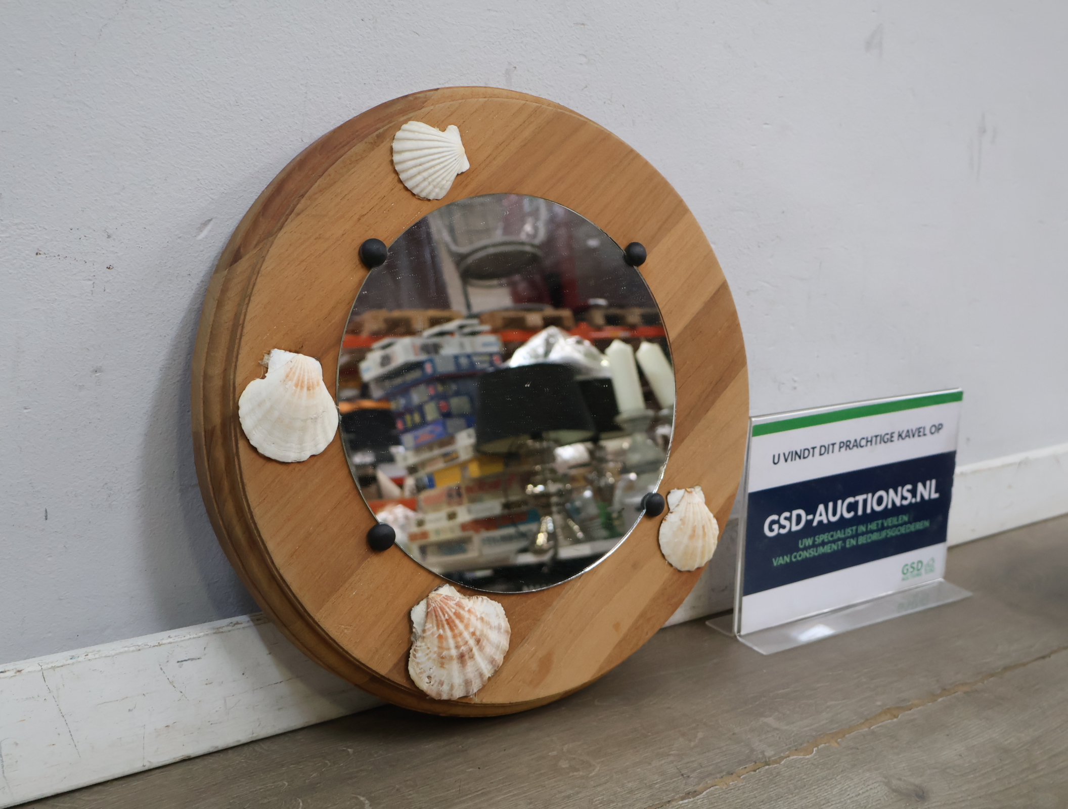 Ronde houten spiegel met schelpdecoratie – foto 2 – kavel bij GSD Auctions, Zoeterwoude