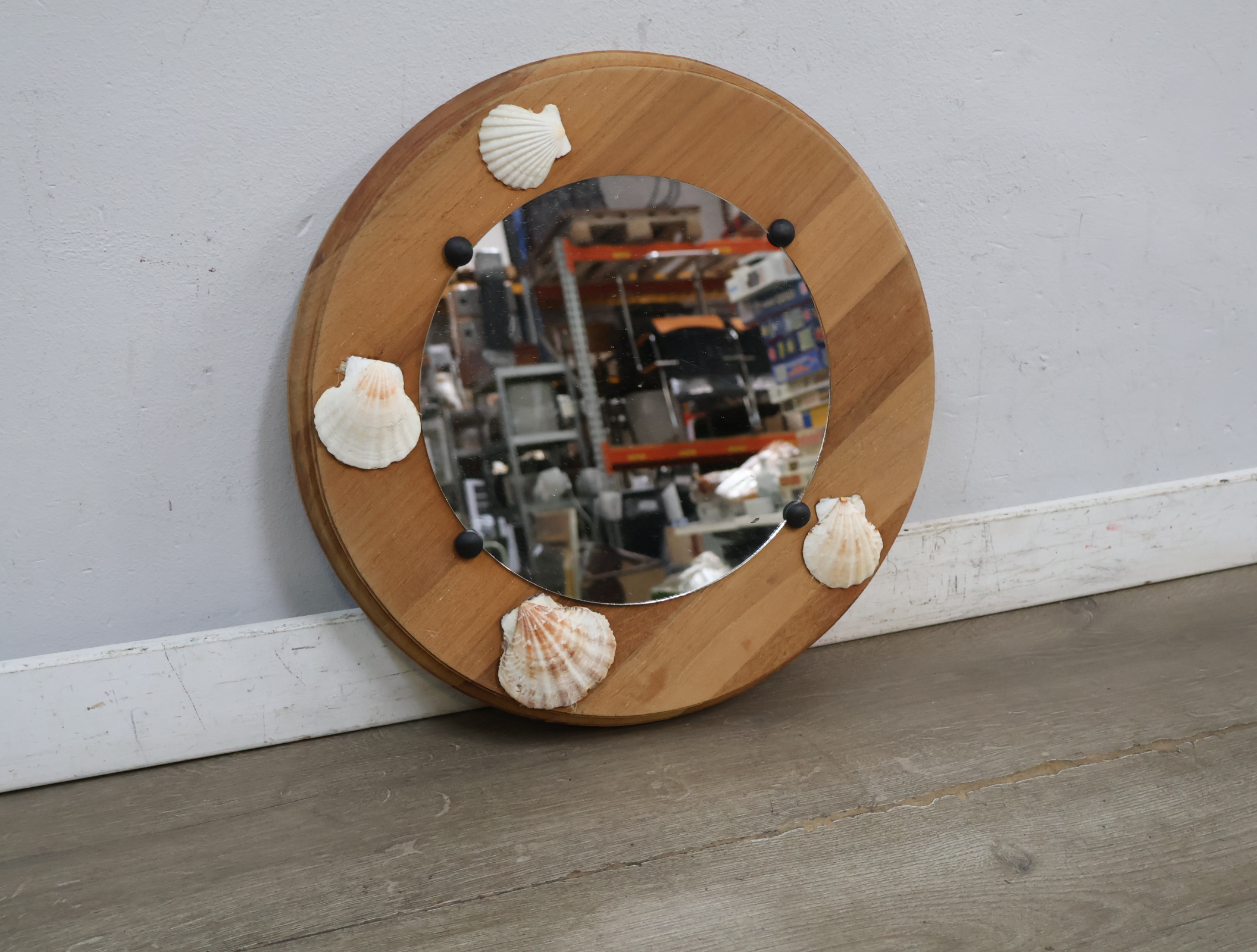 Ronde houten spiegel met schelpdecoratie – foto 3 – kavel bij GSD Auctions, Zoeterwoude