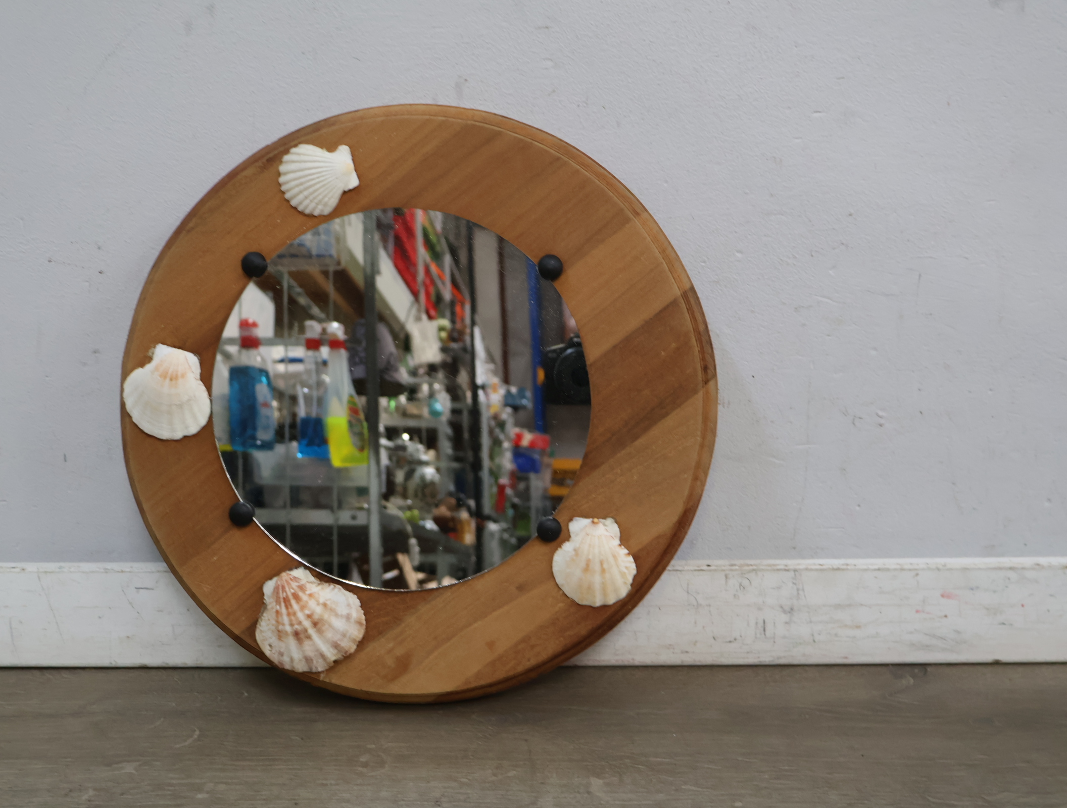 Ronde houten spiegel met schelpdecoratie – foto 4 – kavel bij GSD Auctions, Zoeterwoude
