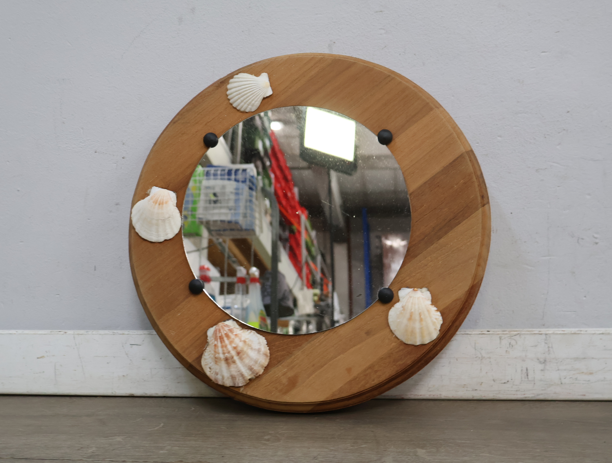 Ronde houten spiegel met schelpdecoratie – foto 5 – kavel bij GSD Auctions, Zoeterwoude