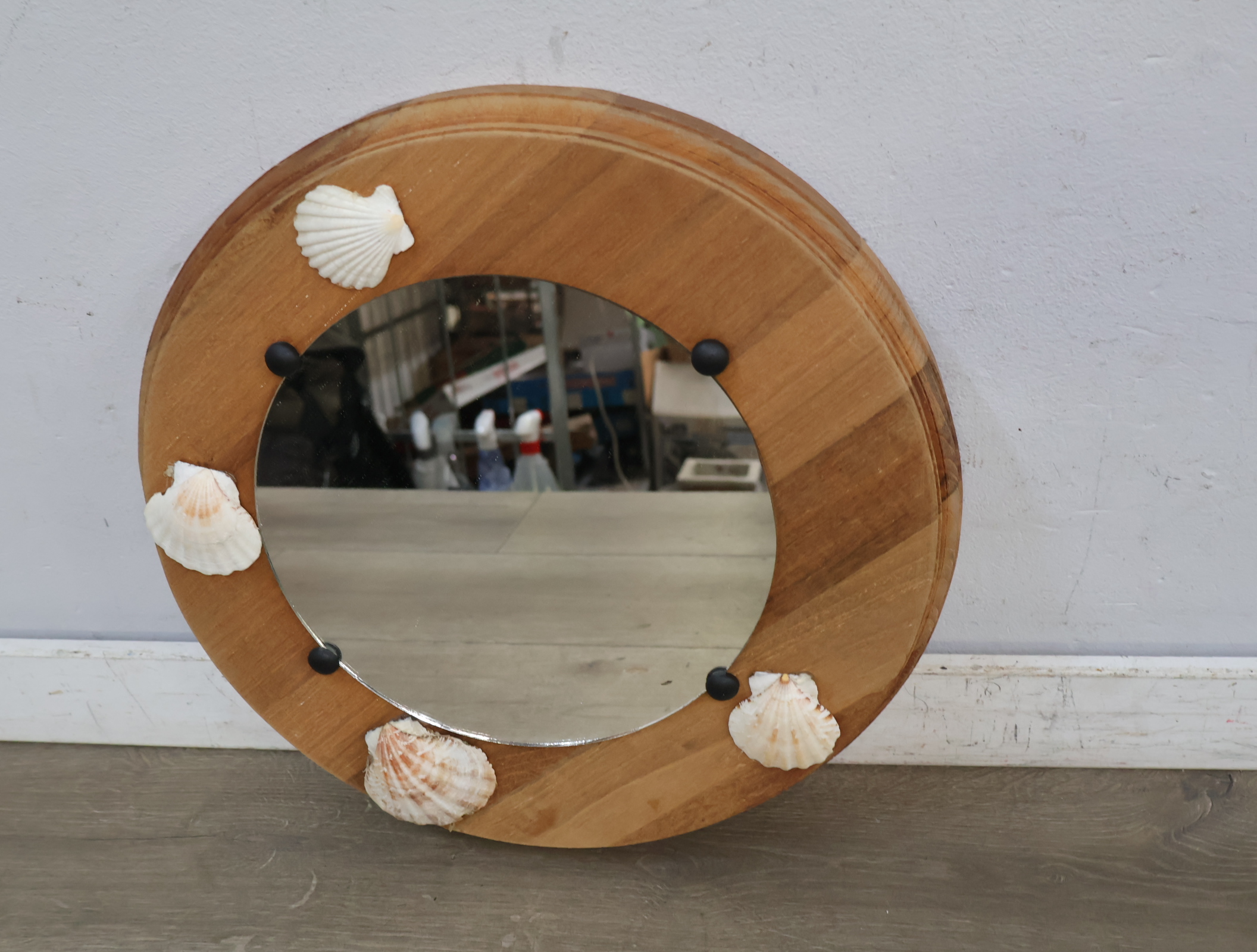 Ronde houten spiegel met schelpdecoratie – foto 6 – kavel bij GSD Auctions, Zoeterwoude