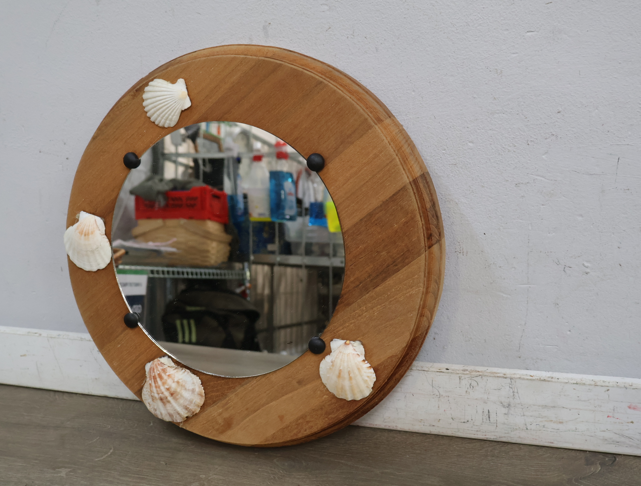 Ronde houten spiegel met schelpdecoratie – foto 7 – kavel bij GSD Auctions, Zoeterwoude