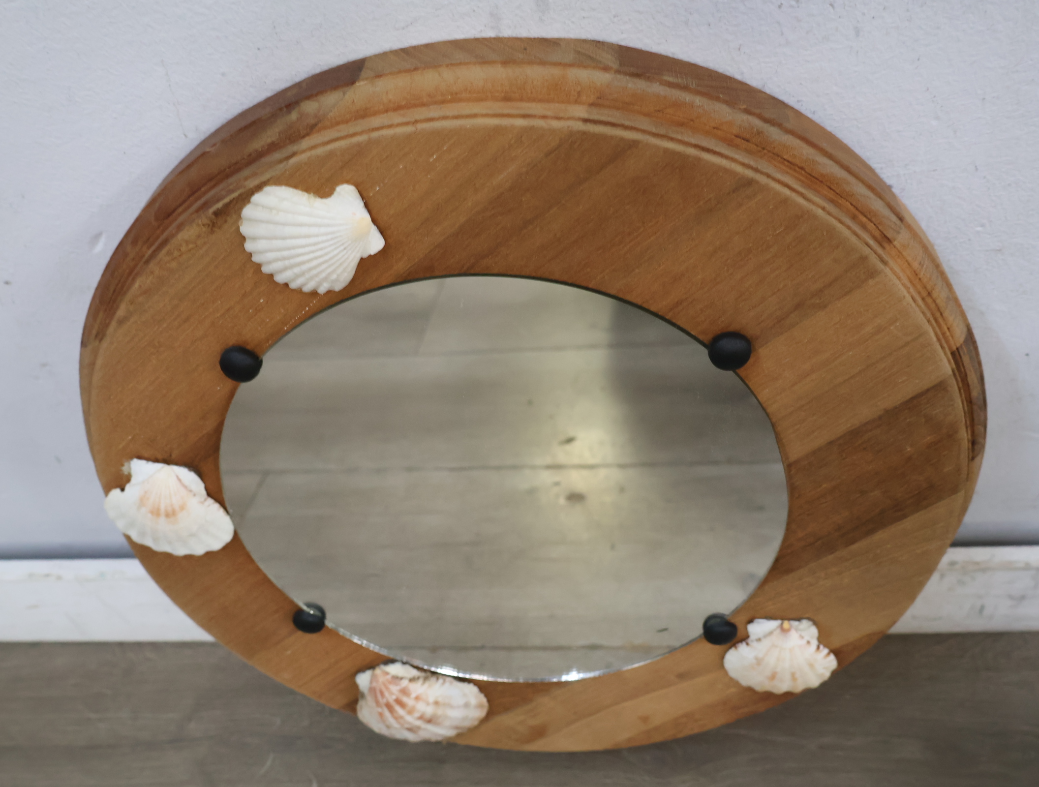 Ronde houten spiegel met schelpdecoratie – foto 8 – kavel bij GSD Auctions, Zoeterwoude