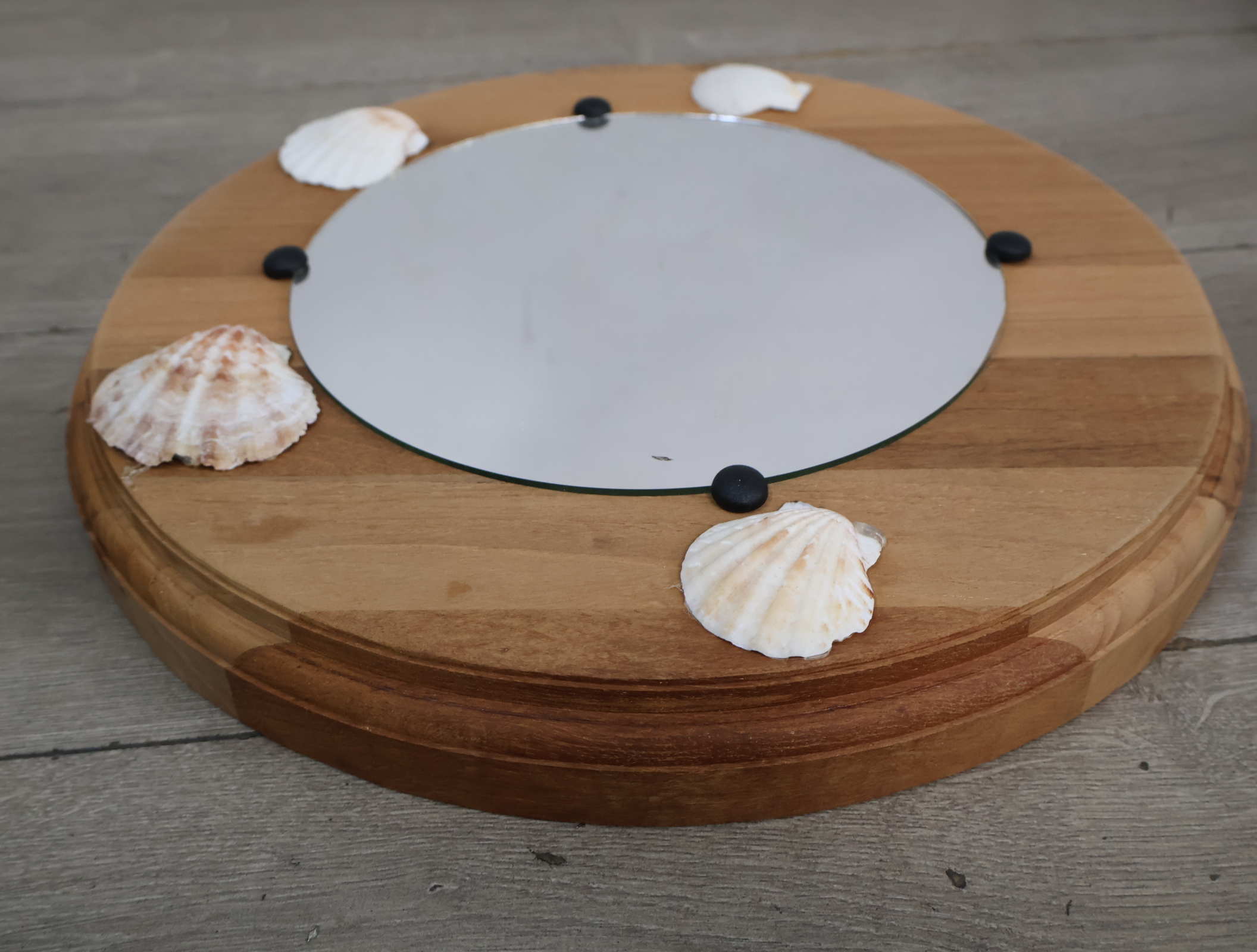 Ronde houten spiegel met schelpdecoratie – foto 9 – kavel bij GSD Auctions, Zoeterwoude