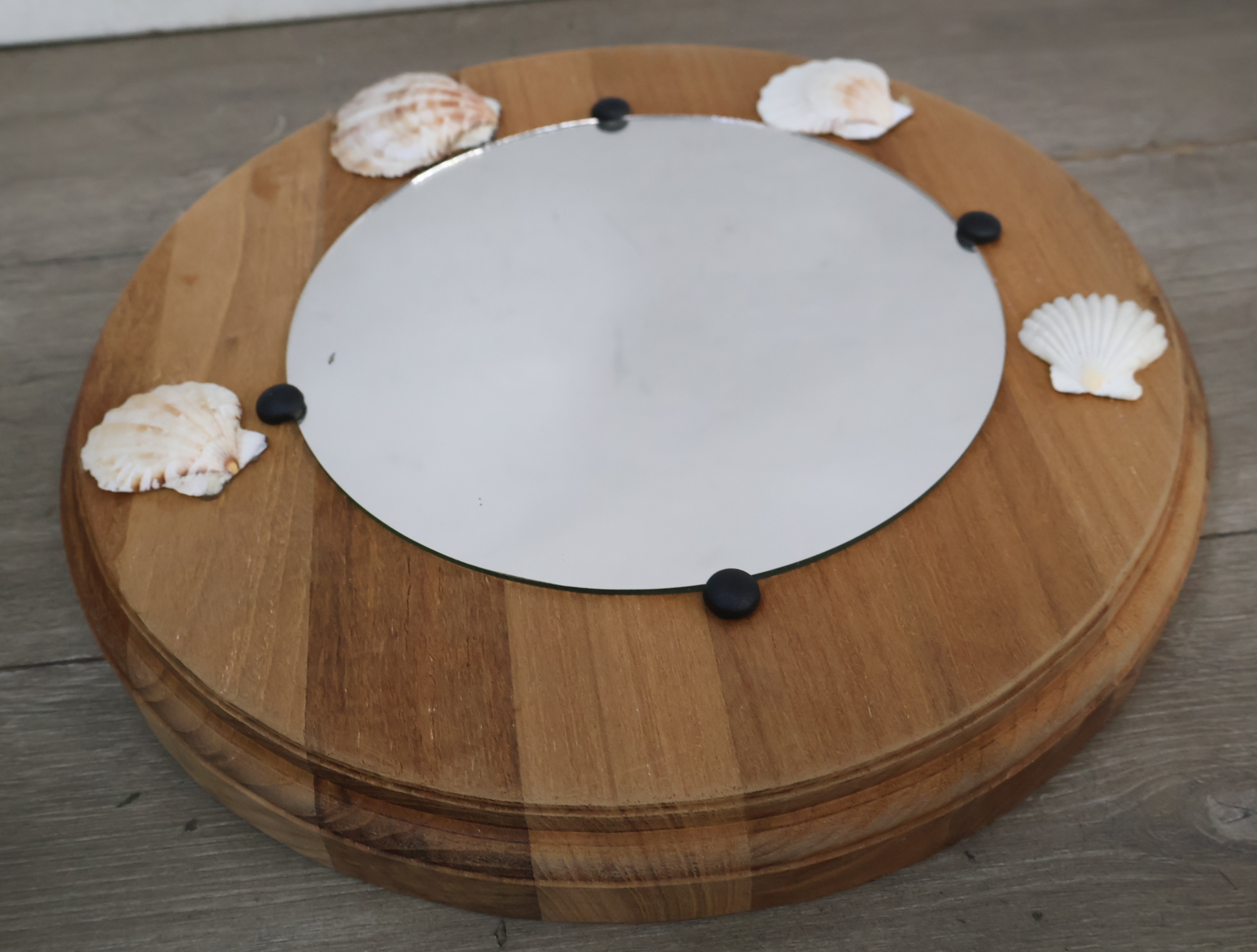 Ronde houten spiegel met schelpdecoratie – foto 10 – kavel bij GSD Auctions, Zoeterwoude