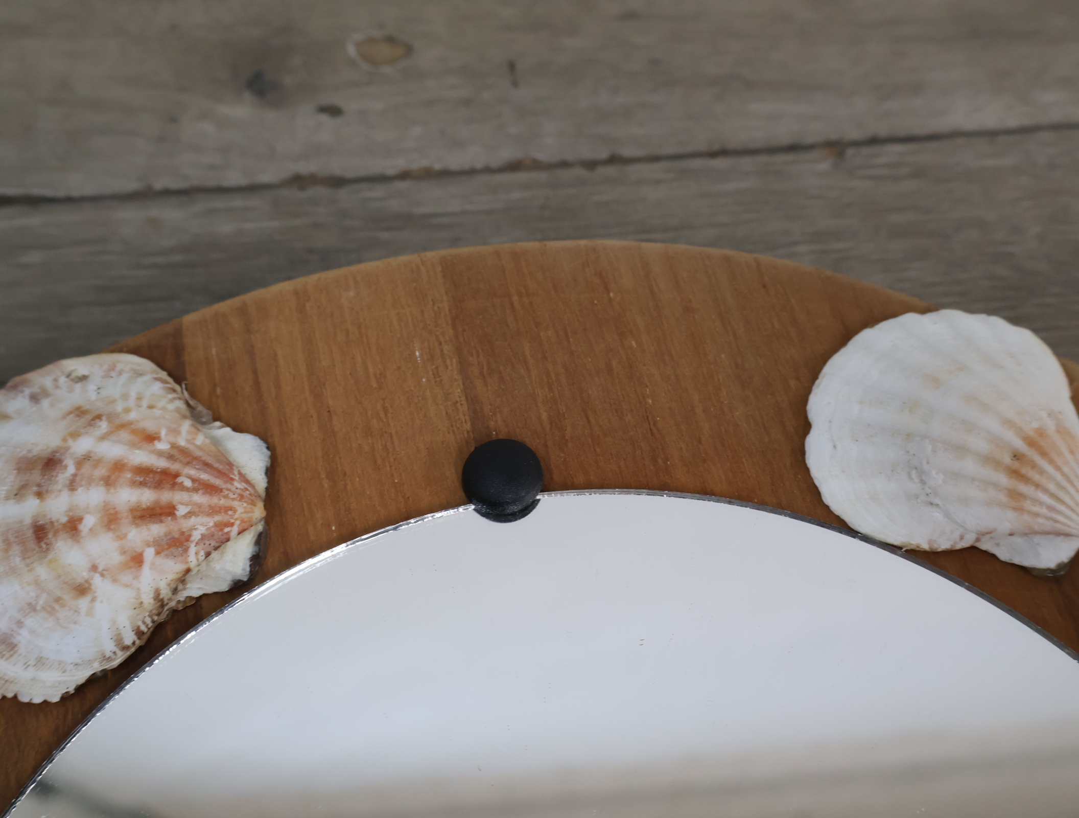 Ronde houten spiegel met schelpdecoratie – foto 11 – kavel bij GSD Auctions, Zoeterwoude
