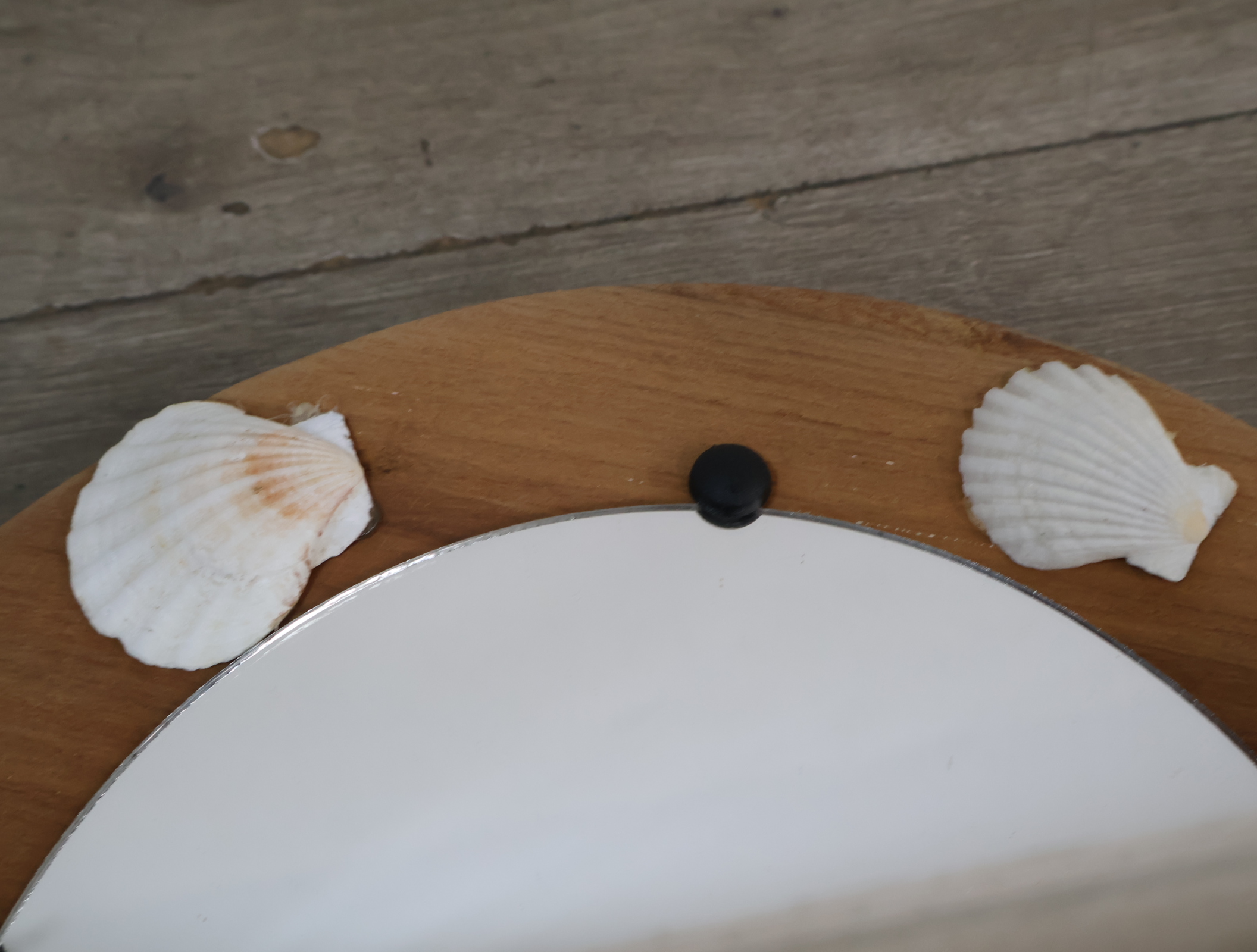 Ronde houten spiegel met schelpdecoratie – foto 12 – kavel bij GSD Auctions, Zoeterwoude