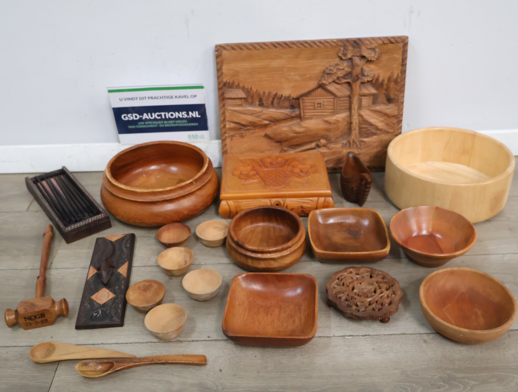 Diverse houten decoratieve items – foto 2 – kavel bij GSD Auctions, Zoeterwoude