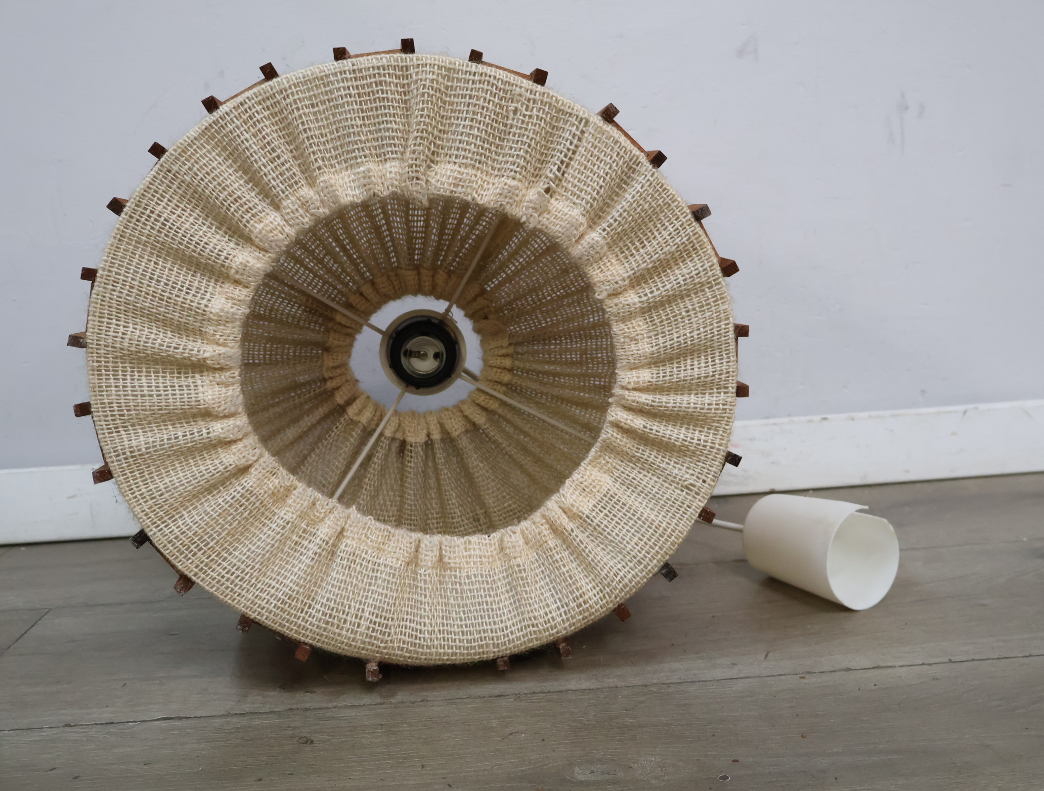 Vintage Scandinavische hanglamp - jute teak – foto 9 – kavel bij GSD Auctions, Zoeterwoude