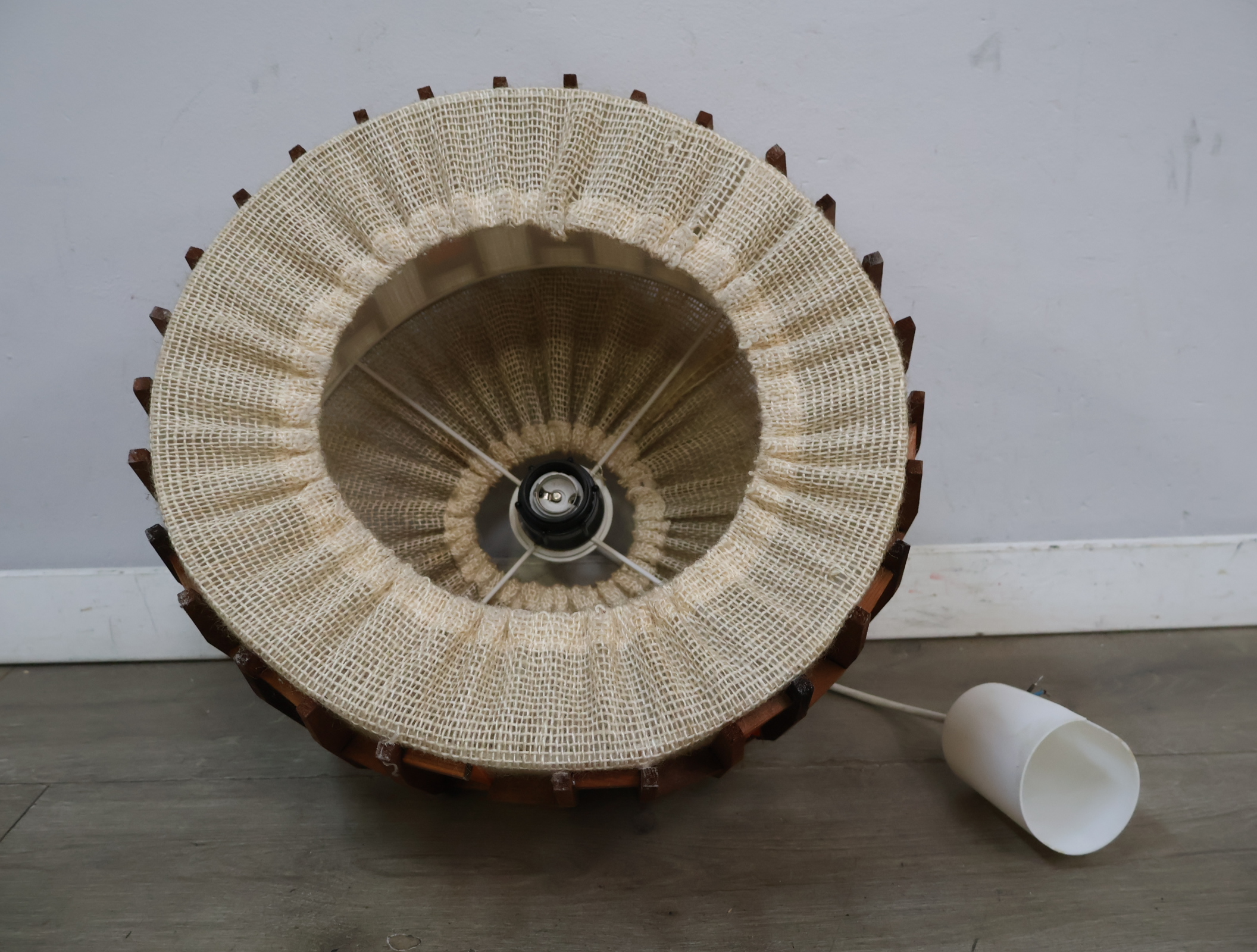 Vintage Scandinavische hanglamp - jute teak – foto 11 – kavel bij GSD Auctions, Zoeterwoude