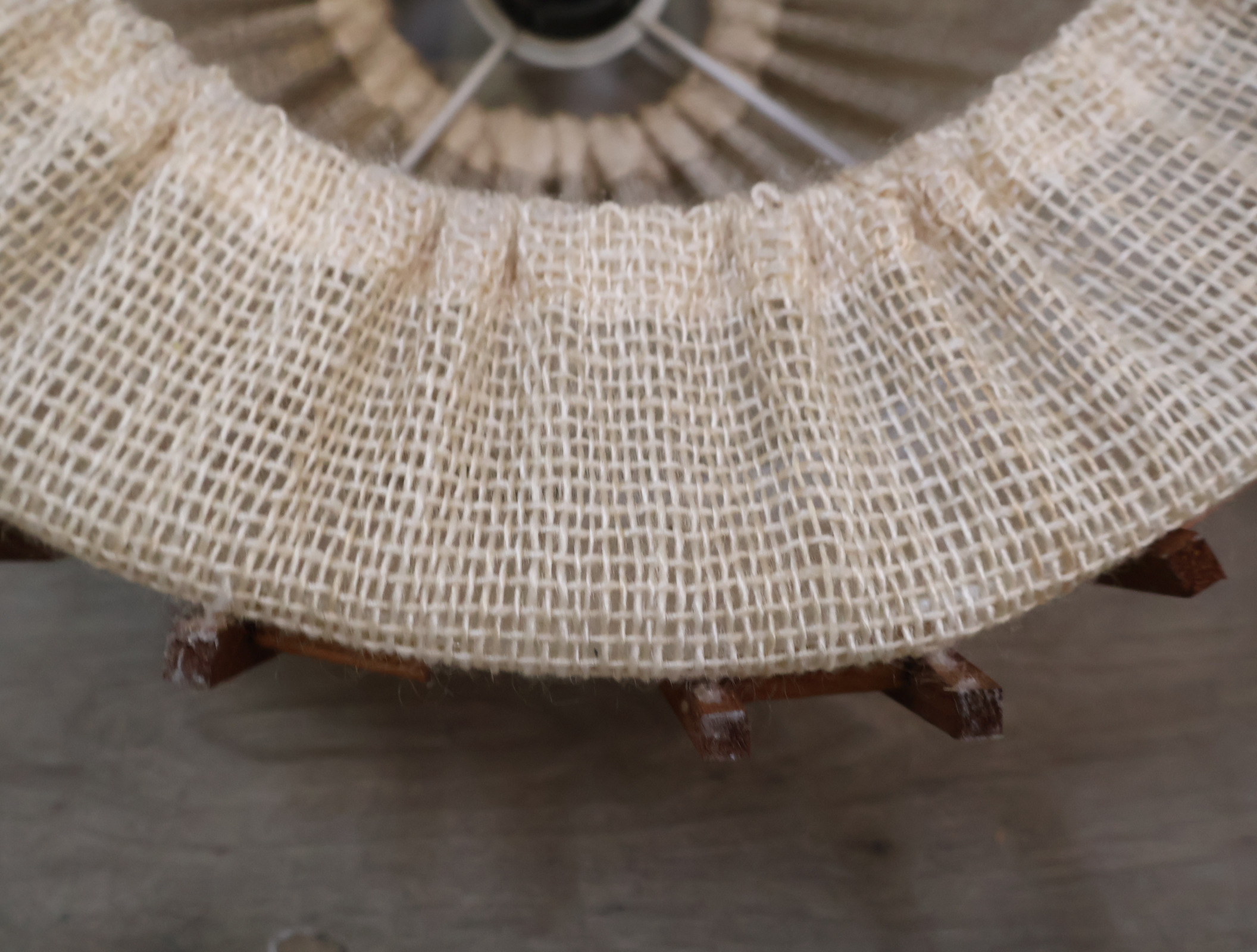 Vintage Scandinavische hanglamp - jute teak – foto 12 – kavel bij GSD Auctions, Zoeterwoude