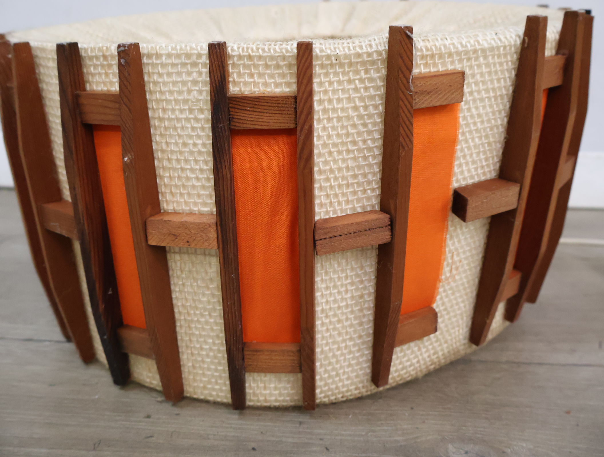 Vintage Scandinavische hanglamp - jute teak – foto 13 – kavel bij GSD Auctions, Zoeterwoude