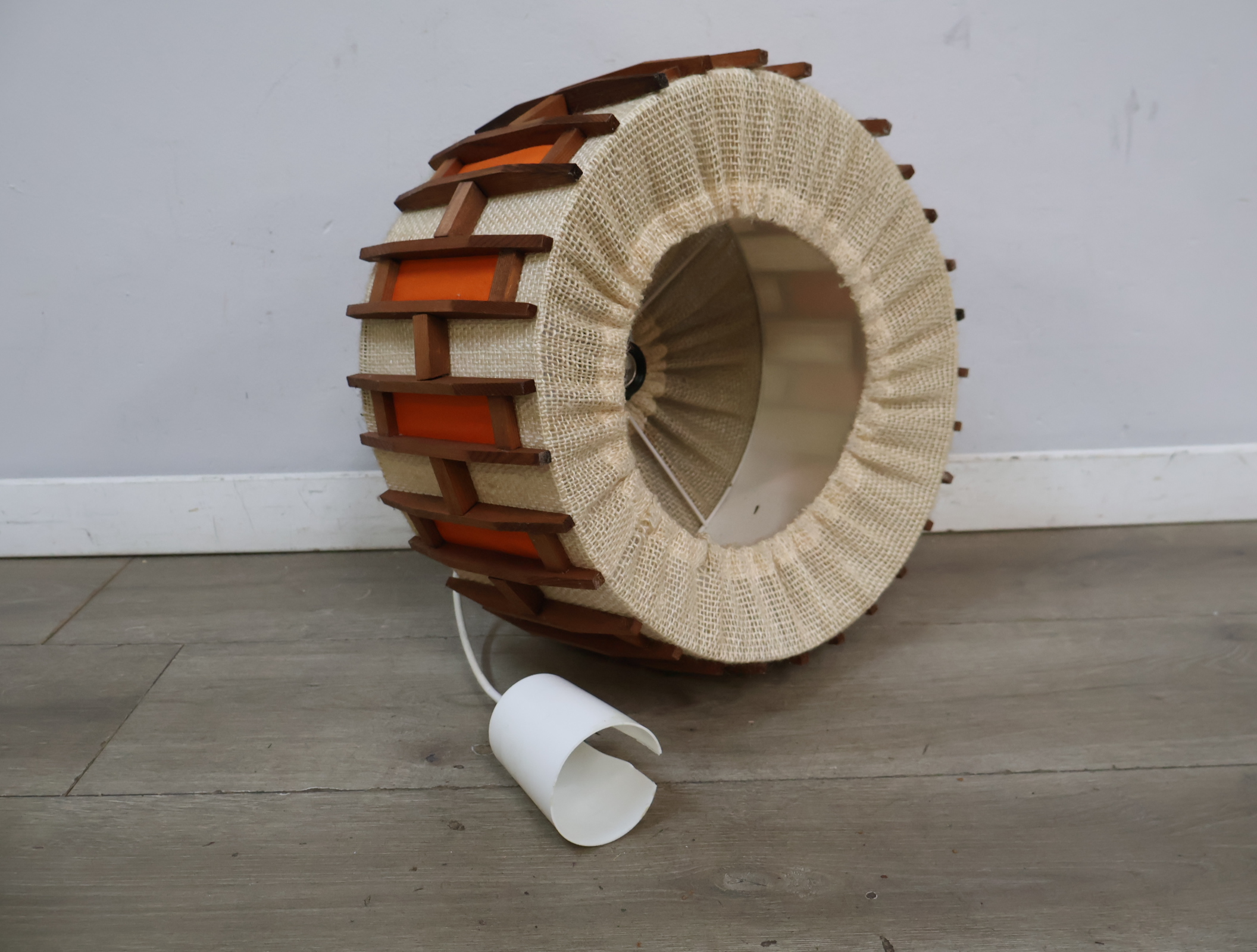 Vintage Scandinavische hanglamp - jute teak – foto 16 – kavel bij GSD Auctions, Zoeterwoude