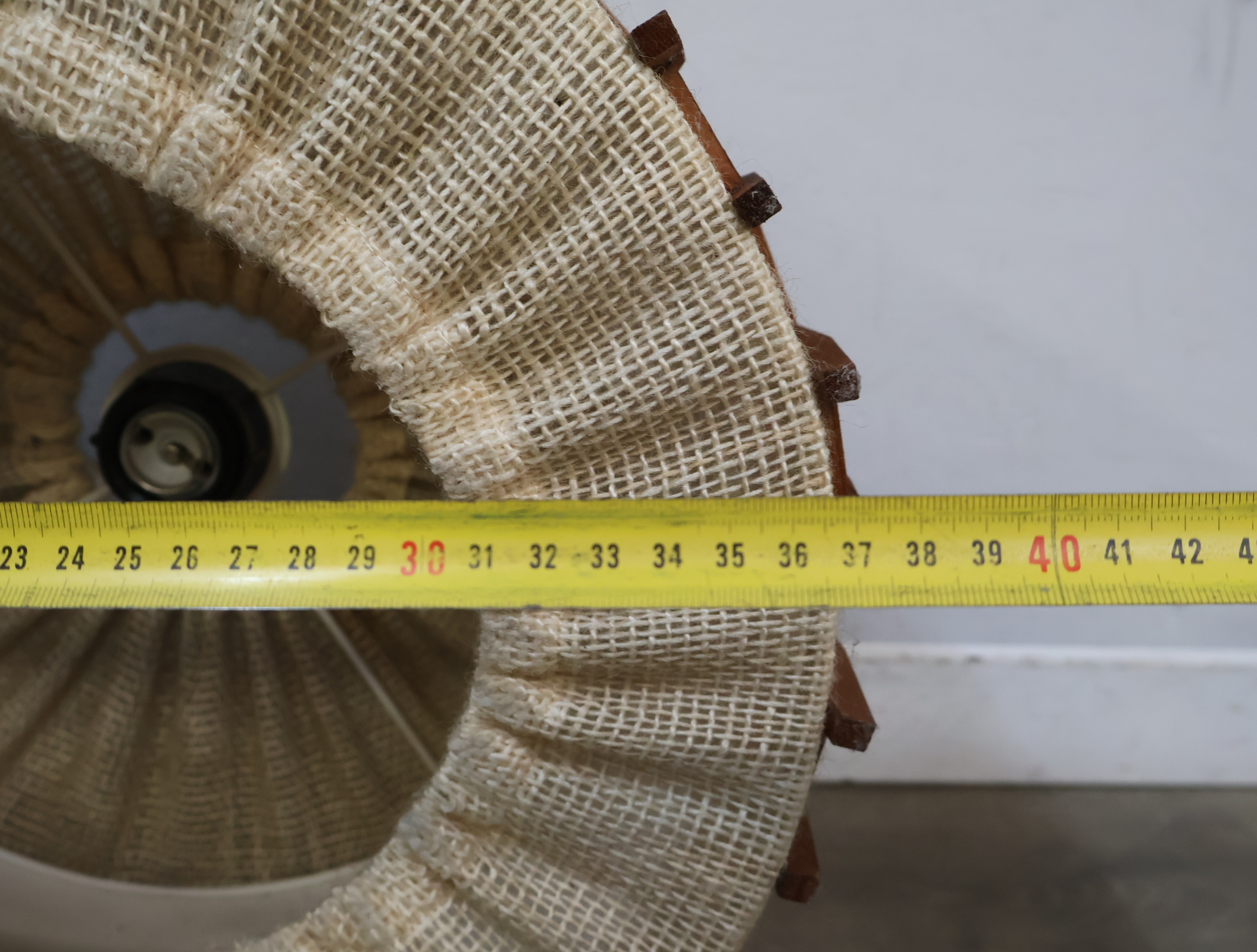 Vintage Scandinavische hanglamp - jute teak – foto 17 – kavel bij GSD Auctions, Zoeterwoude