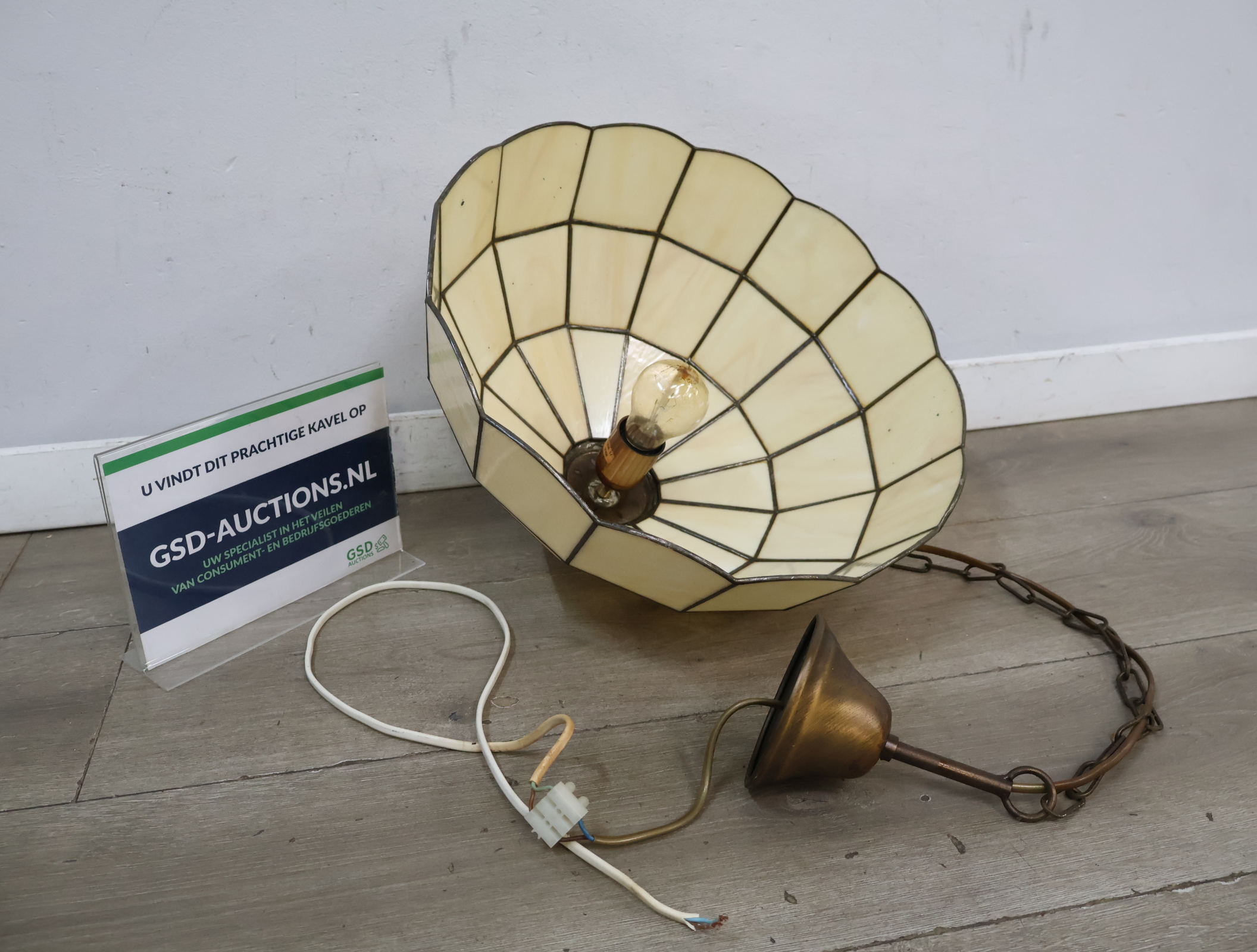 Tiffany stijl hanglamp – kavel bij GSD Auctions, Zoeterwoude