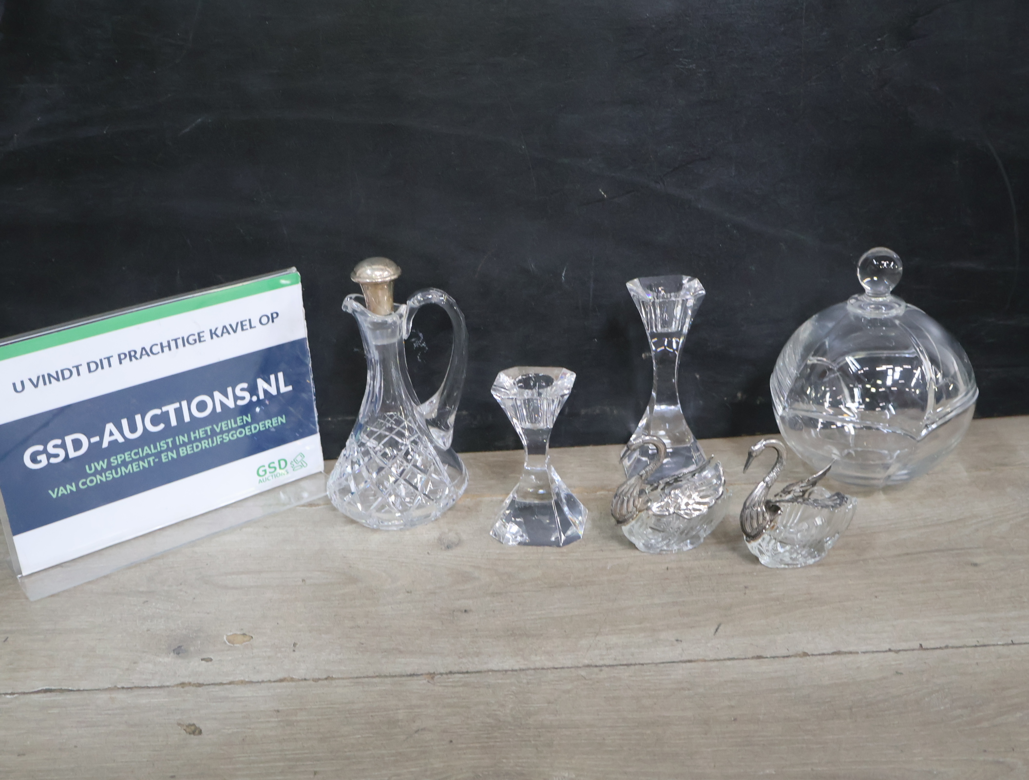 Kristallen karaf, kandelaars en beeldjes – kavel bij GSD Auctions, Zoeterwoude