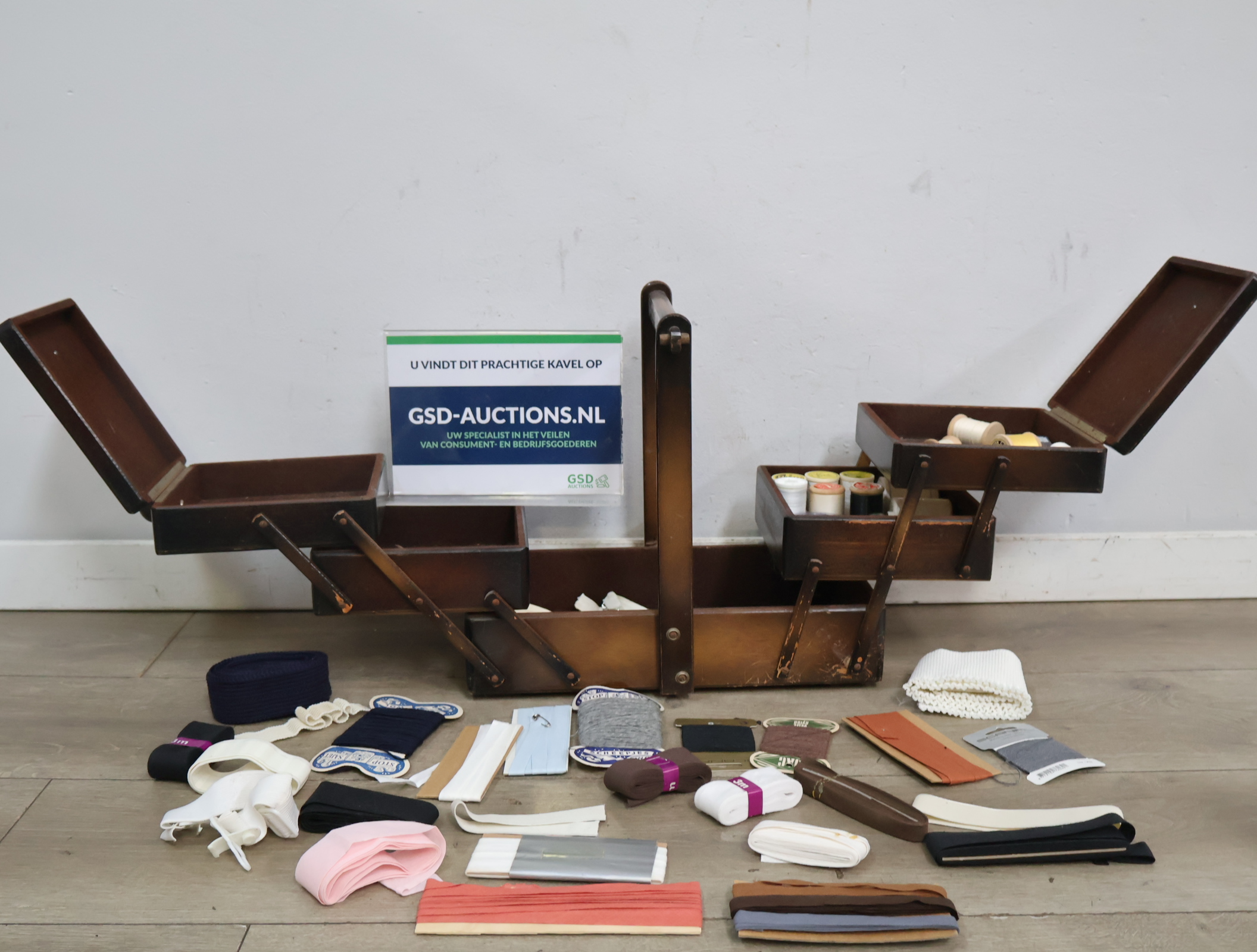 Vintage houten naaidoos met inhoud – kavel bij GSD Auctions, Zoeterwoude
