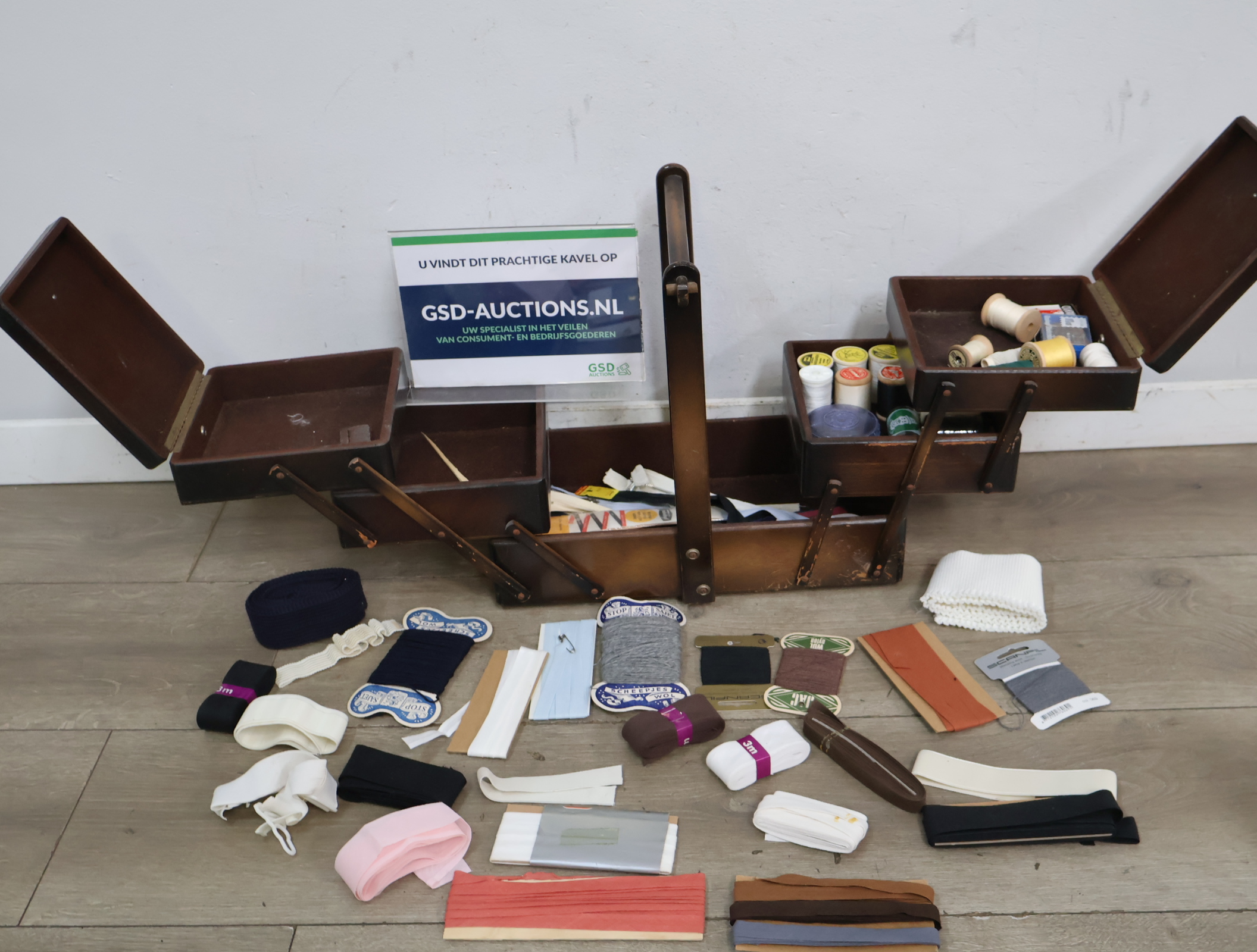 Vintage houten naaidoos met inhoud – foto 2 – kavel bij GSD Auctions, Zoeterwoude