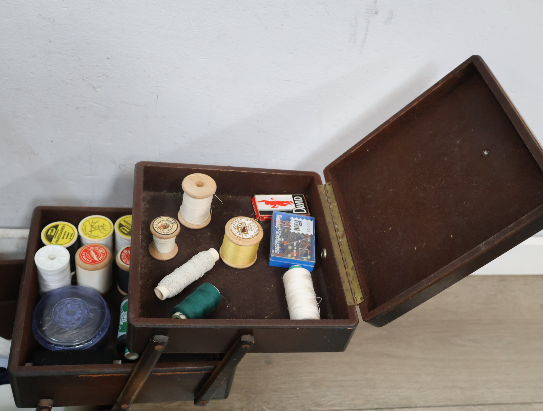 Vintage houten naaidoos met inhoud – foto 3 – kavel bij GSD Auctions, Zoeterwoude