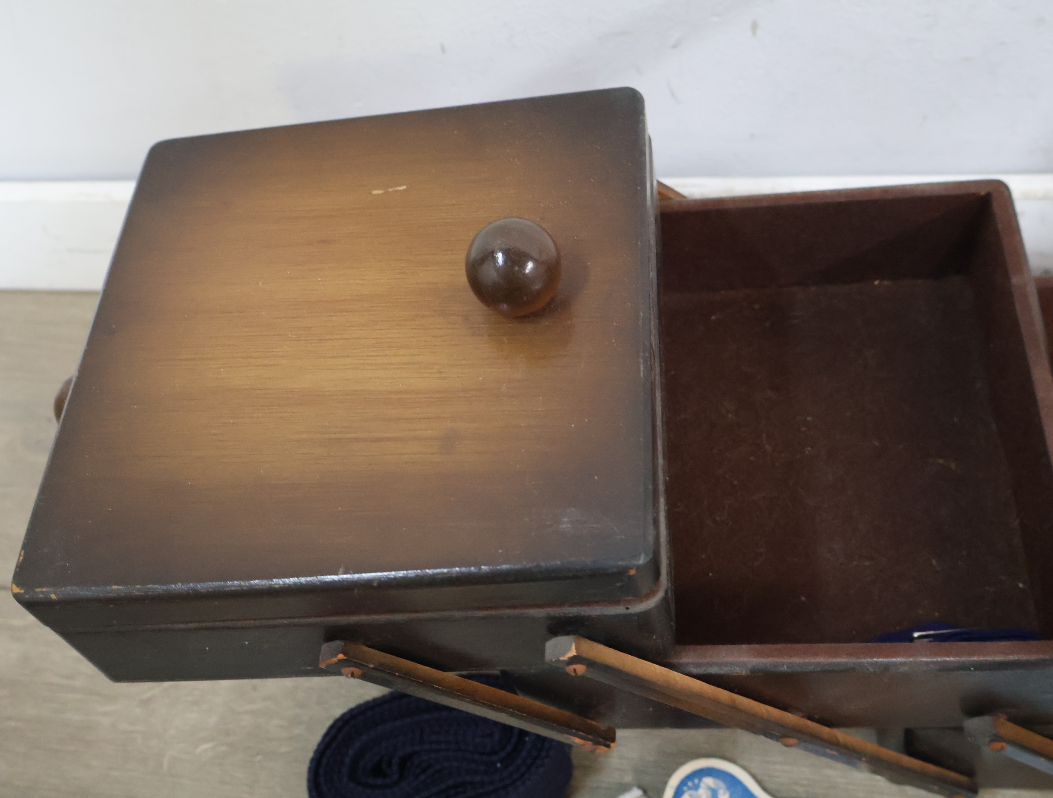 Vintage houten naaidoos met inhoud – foto 4 – kavel bij GSD Auctions, Zoeterwoude
