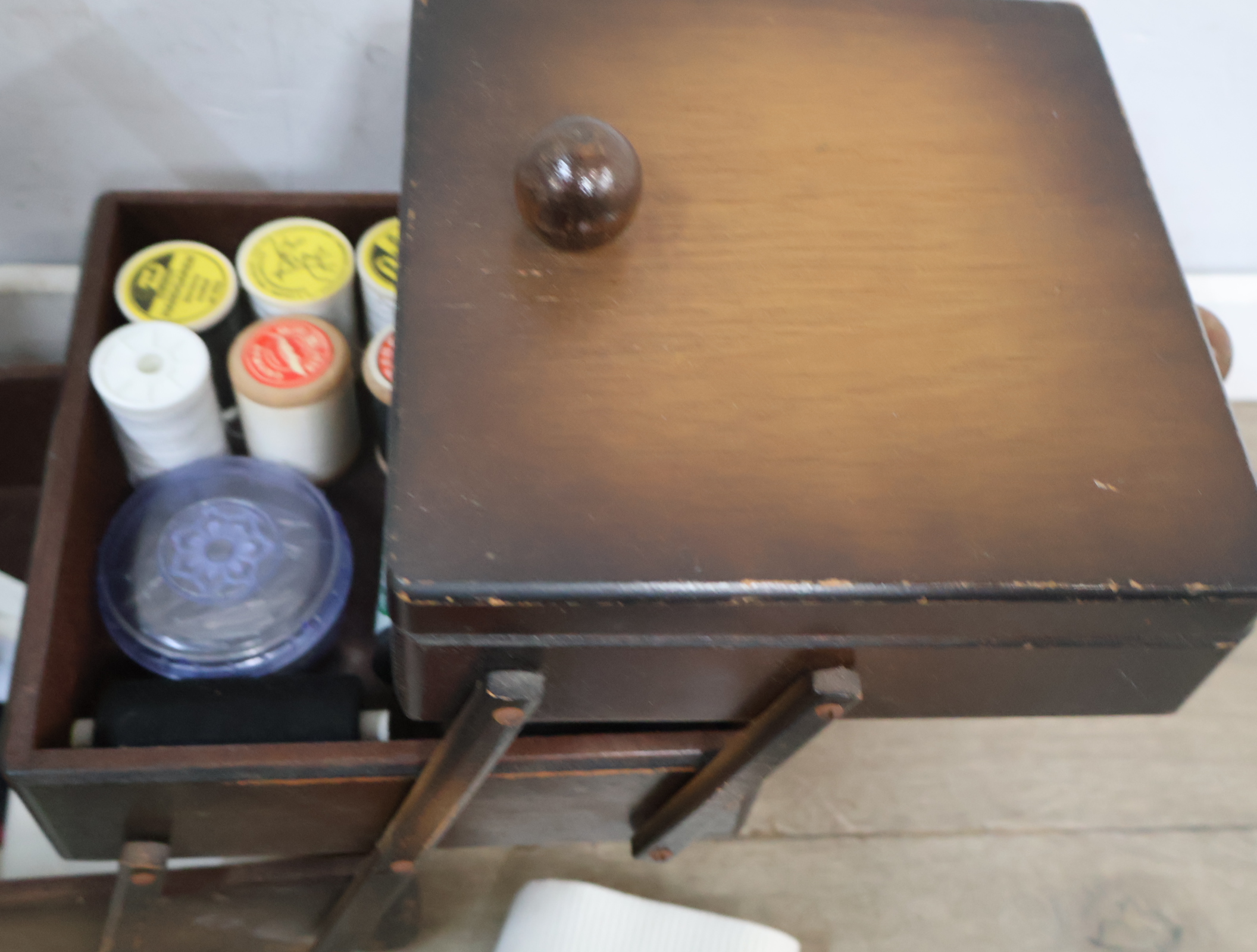 Vintage houten naaidoos met inhoud – foto 5 – kavel bij GSD Auctions, Zoeterwoude