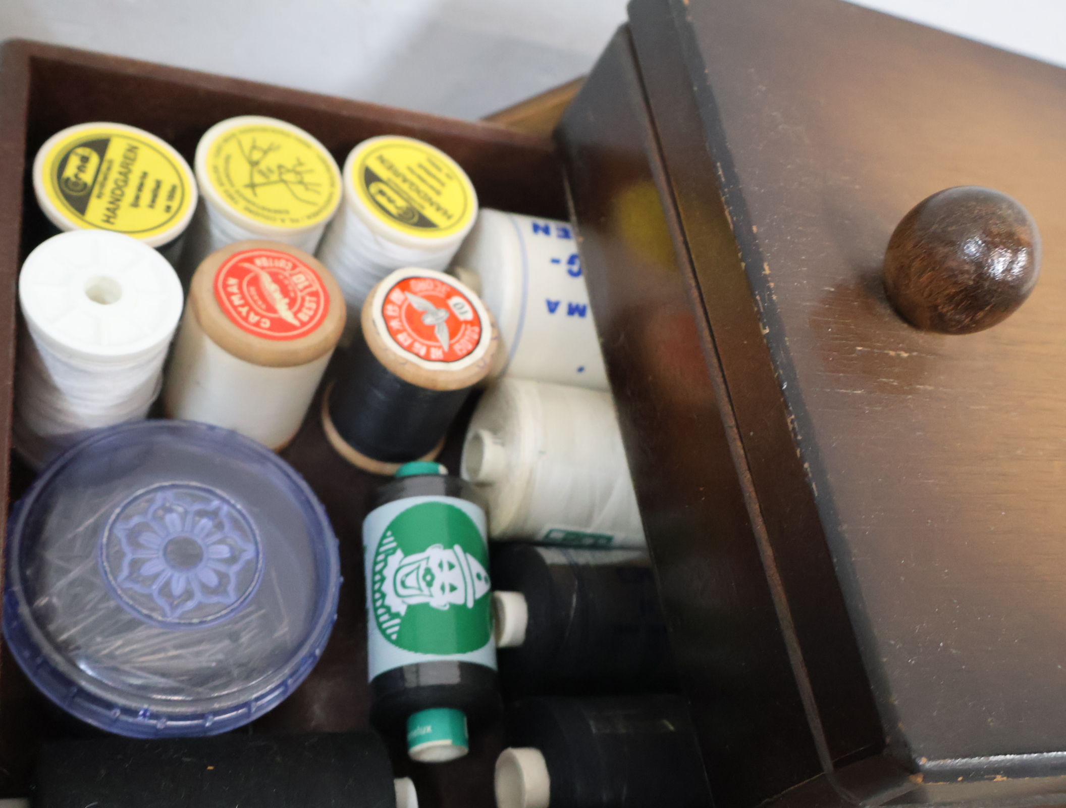 Vintage houten naaidoos met inhoud – foto 6 – kavel bij GSD Auctions, Zoeterwoude
