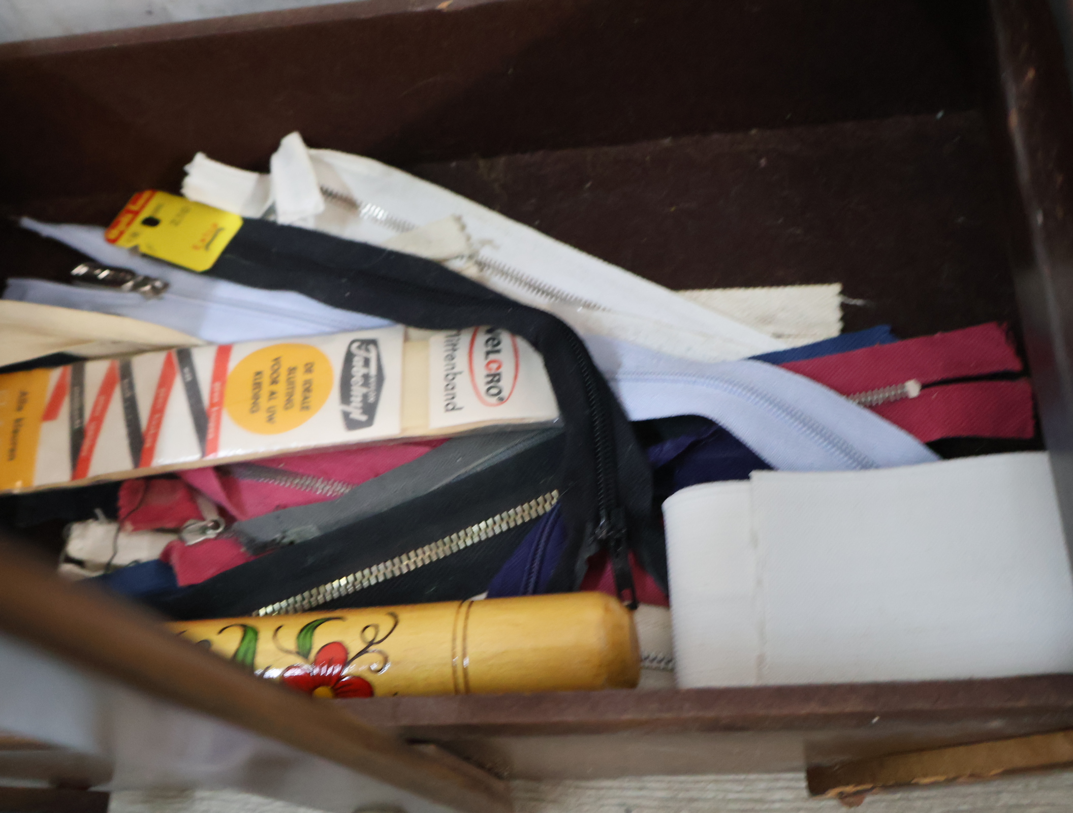 Vintage houten naaidoos met inhoud – foto 7 – kavel bij GSD Auctions, Zoeterwoude