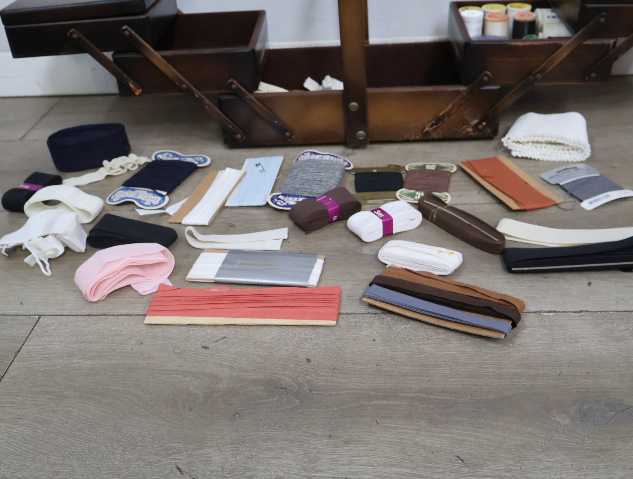 Vintage houten naaidoos met inhoud – foto 8 – kavel bij GSD Auctions, Zoeterwoude