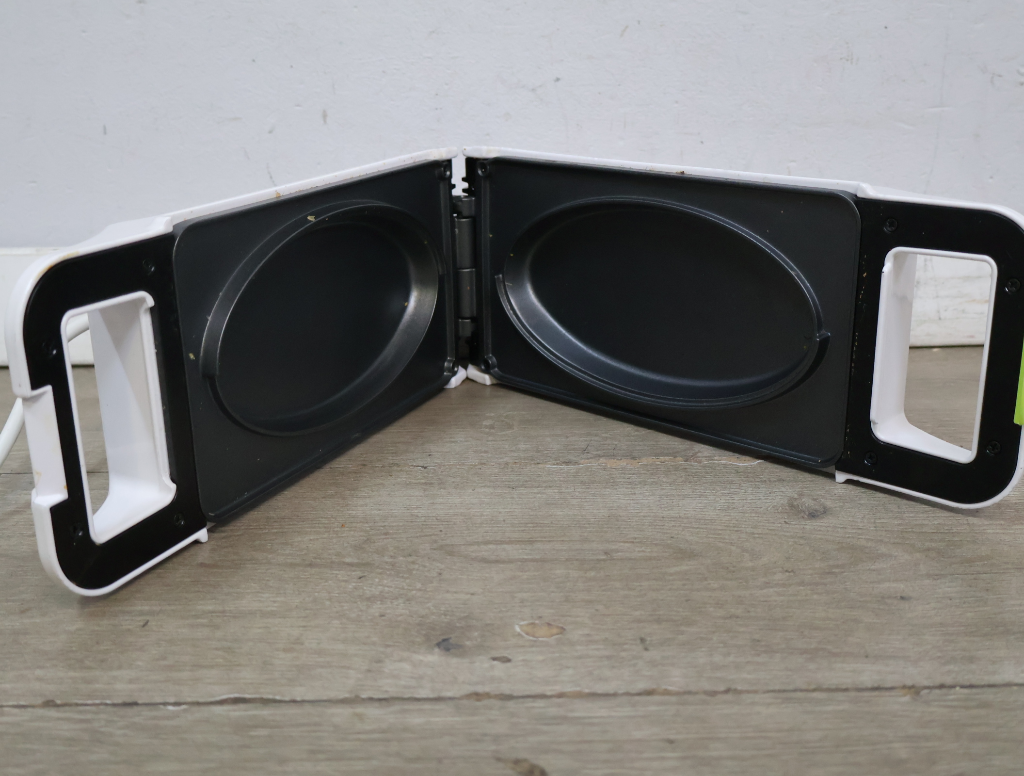 Wit ovalen grillapparaat – foto 10 – kavel bij GSD Auctions, Zoeterwoude