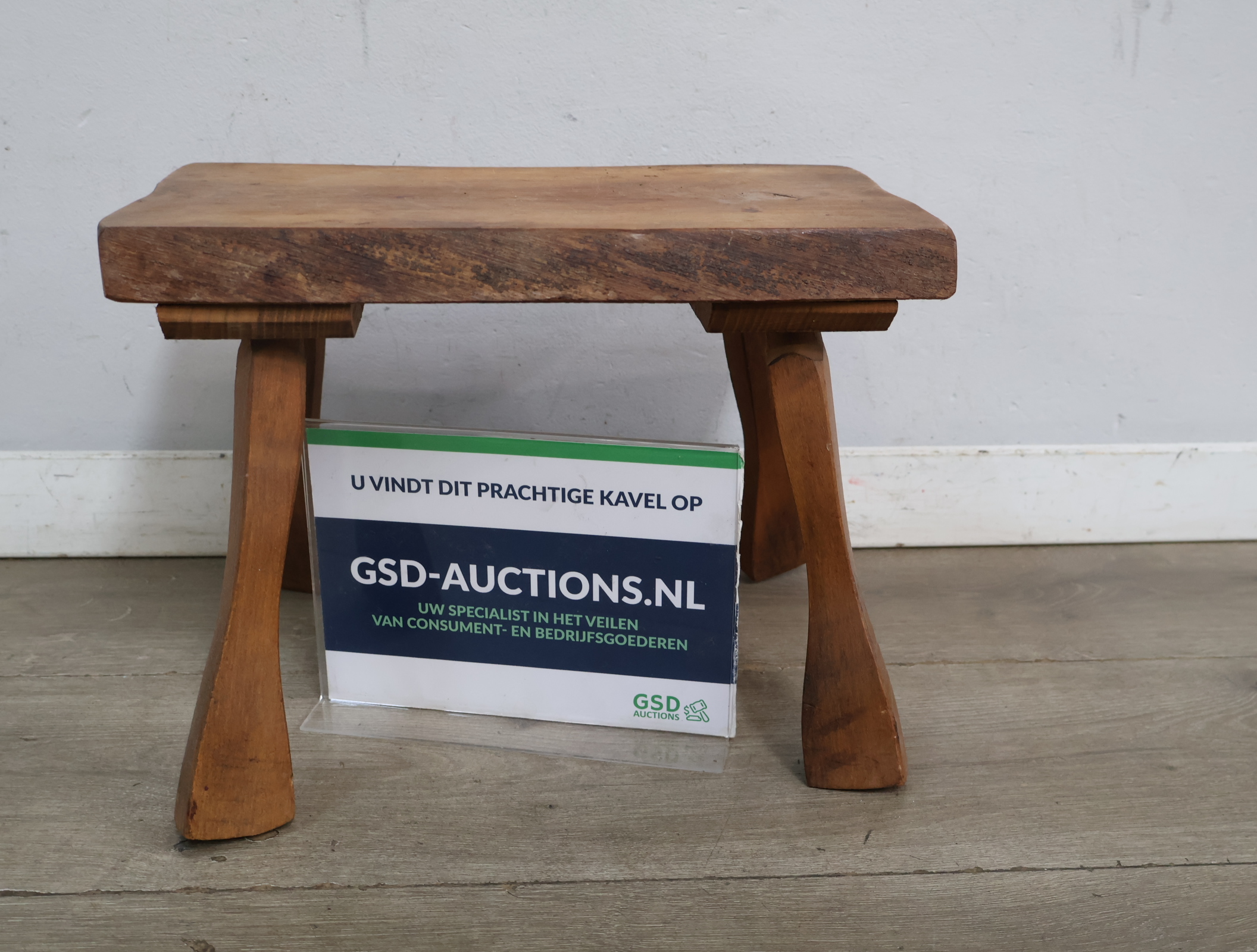 Rustiek houten krukje – kavel bij GSD Auctions, Zoeterwoude